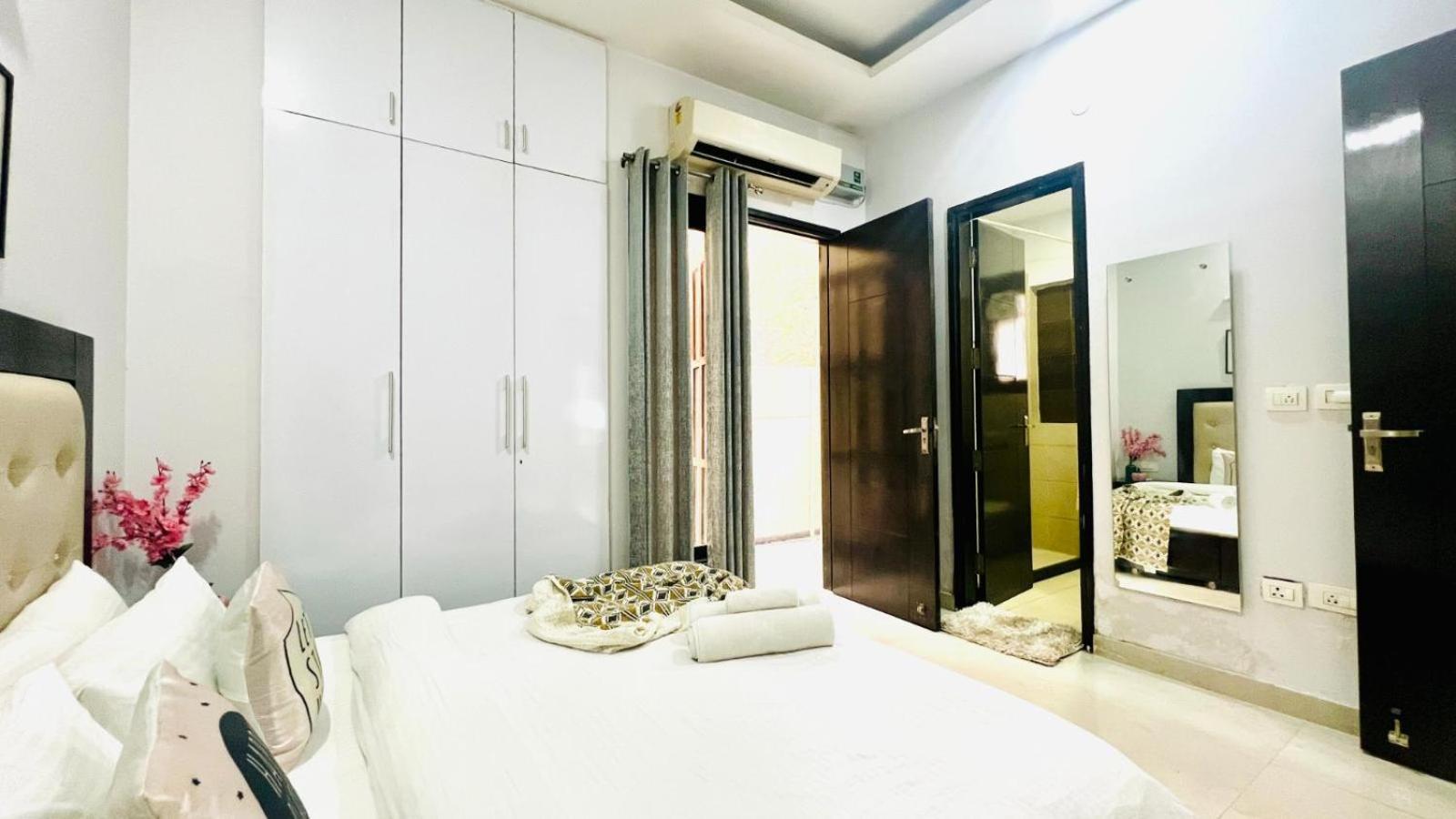 Bluo Modern 1bhk - Dlf Galleria Apartment Gurgaon