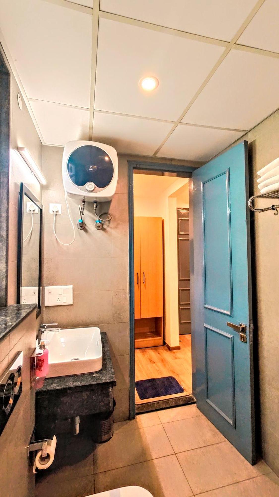 Mavens White Artemis Hospital Road Sector 52 Hotel