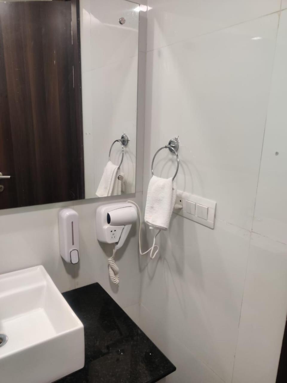 Hotel Saltstayz Premier - Golf Course Extension Road Gurgaon