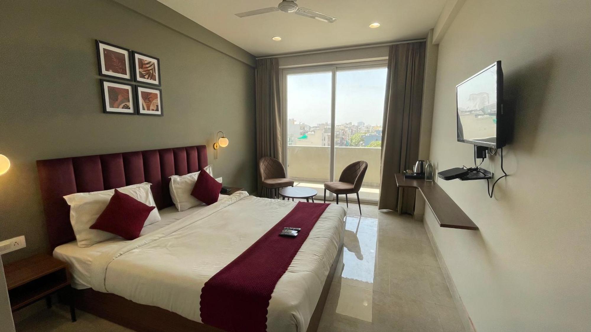 Saltstayz Studio - Near Artemis & Medanta Hospital Apartment *