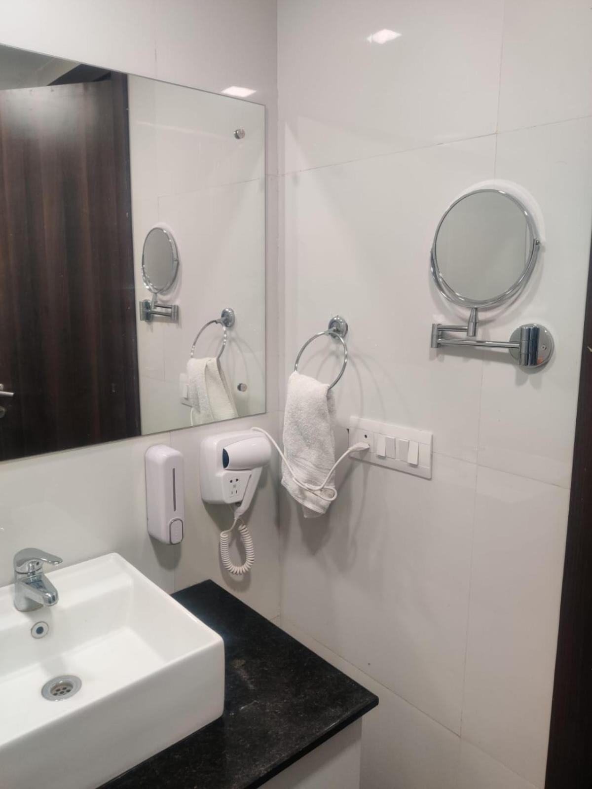Saltstayz Luxe Executive Studio Apartment- Golf Course Extension Road *