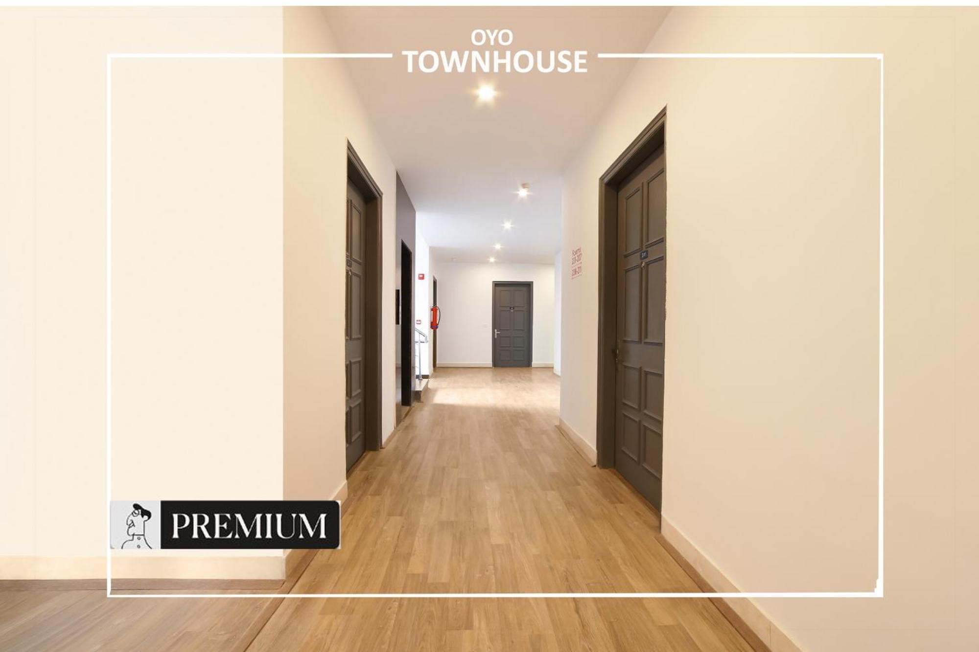 Oyo Townhouse 120 Shushant Lok Hotel