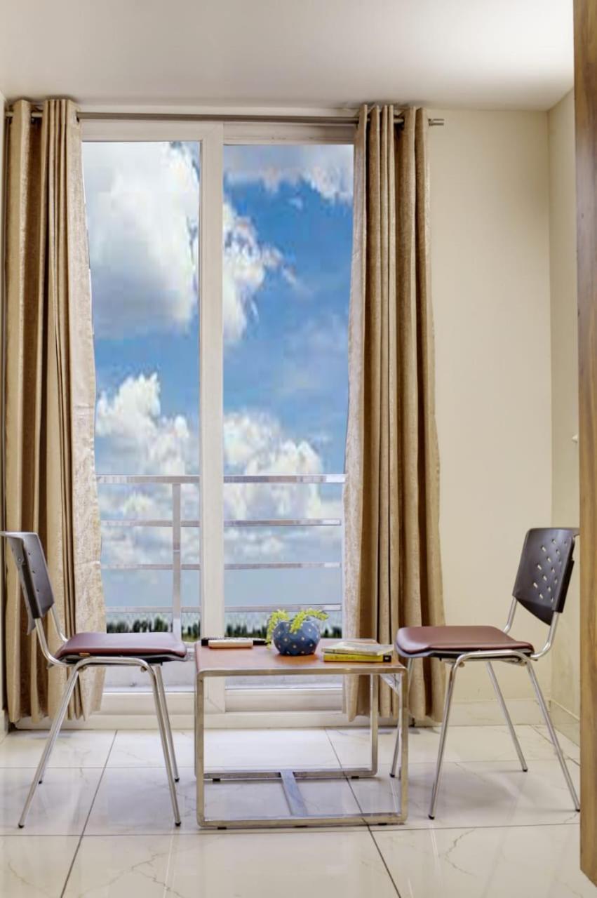 Apartment Niketan 2 Bedroom With Kitchen & Balcony - Near Medanta Hospital