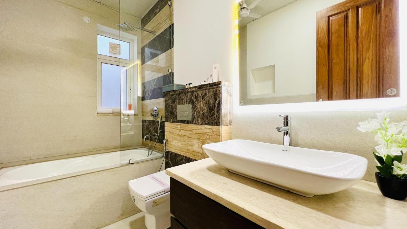 Bluo Luxury - Medicity - Balcony, Tub, Gym Tt Apartment *