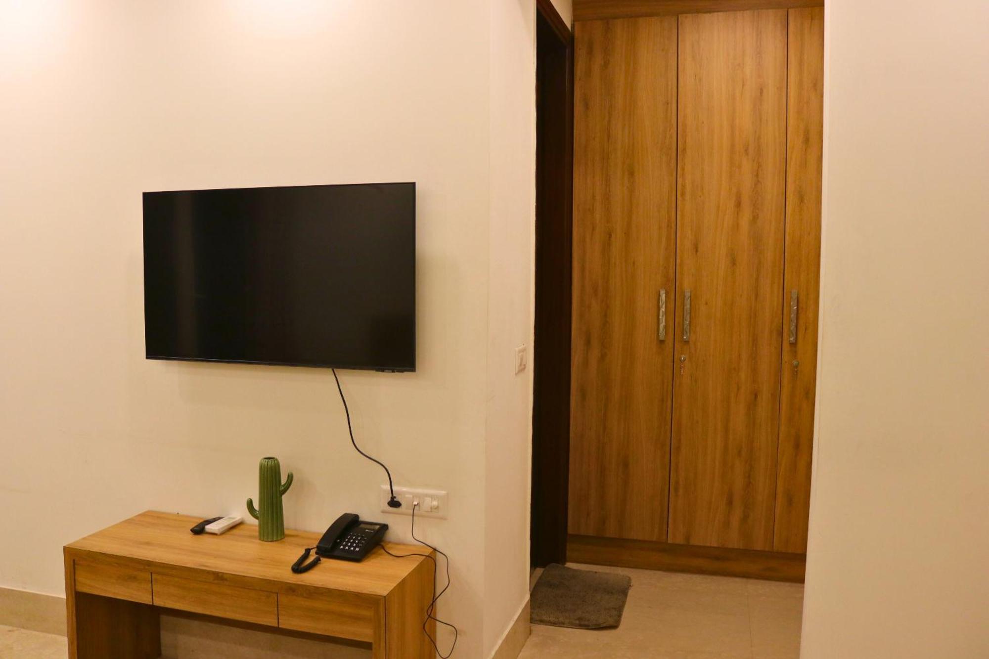 Hotel Ava And Corporate Golf Course Road,