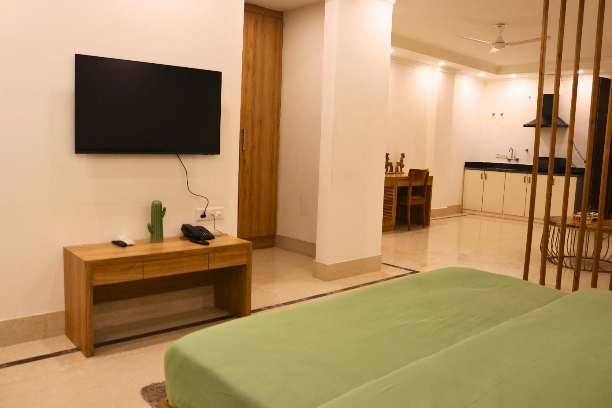 Hotel Ava And Corporate Golf Course Road, 3*