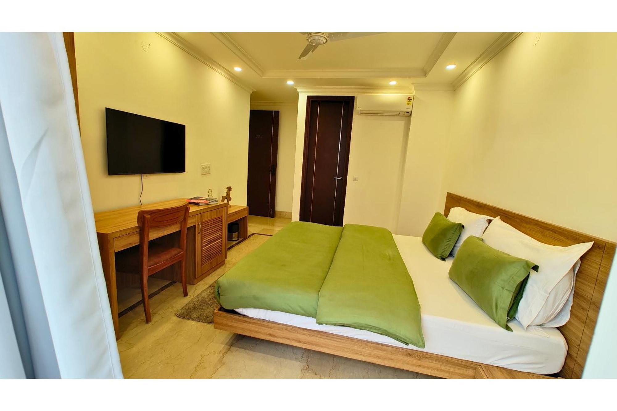 Ava And Corporate Golf Course Road, 3*