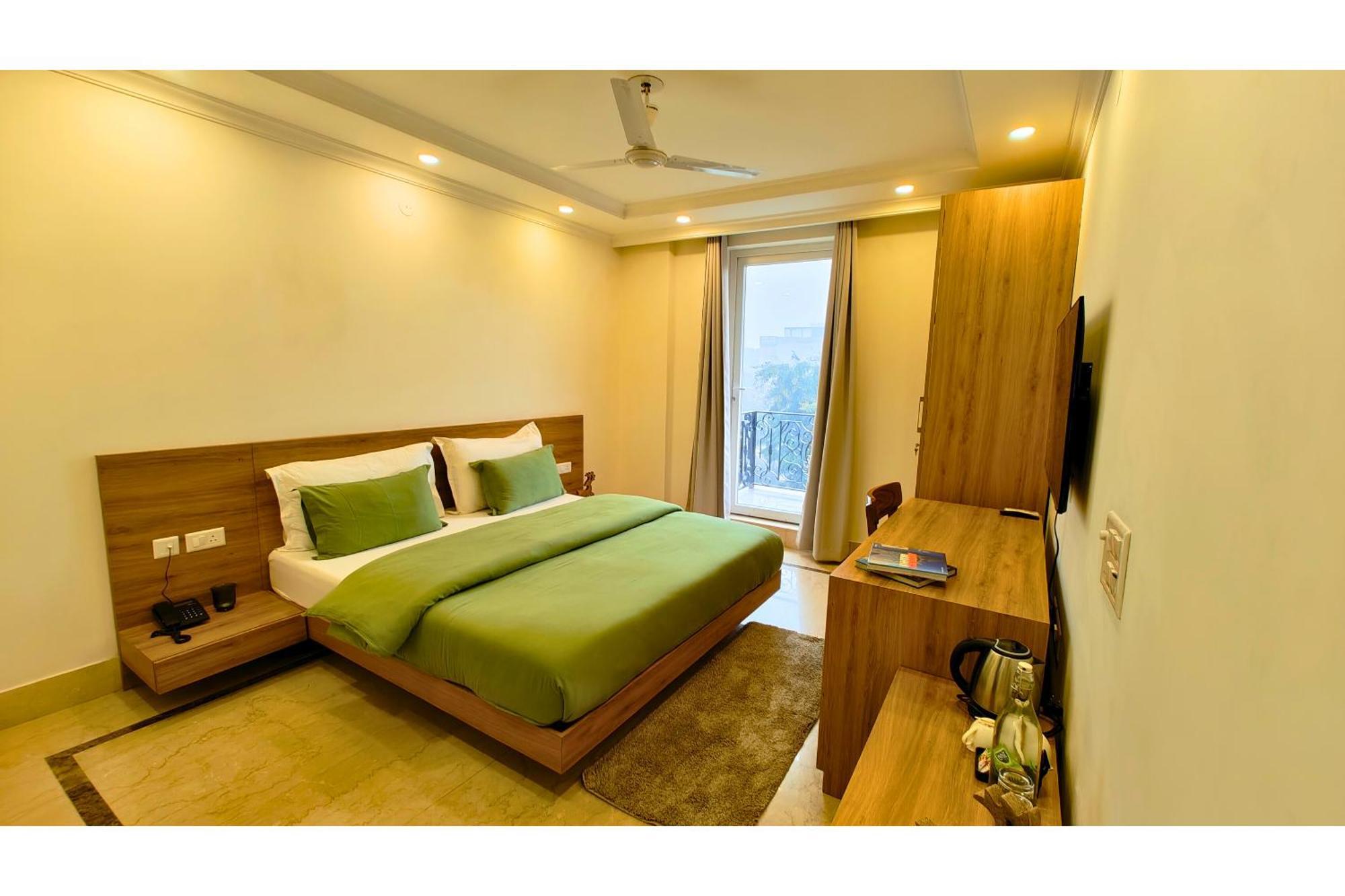 Hotel Ava And Corporate Golf Course Road, 3*