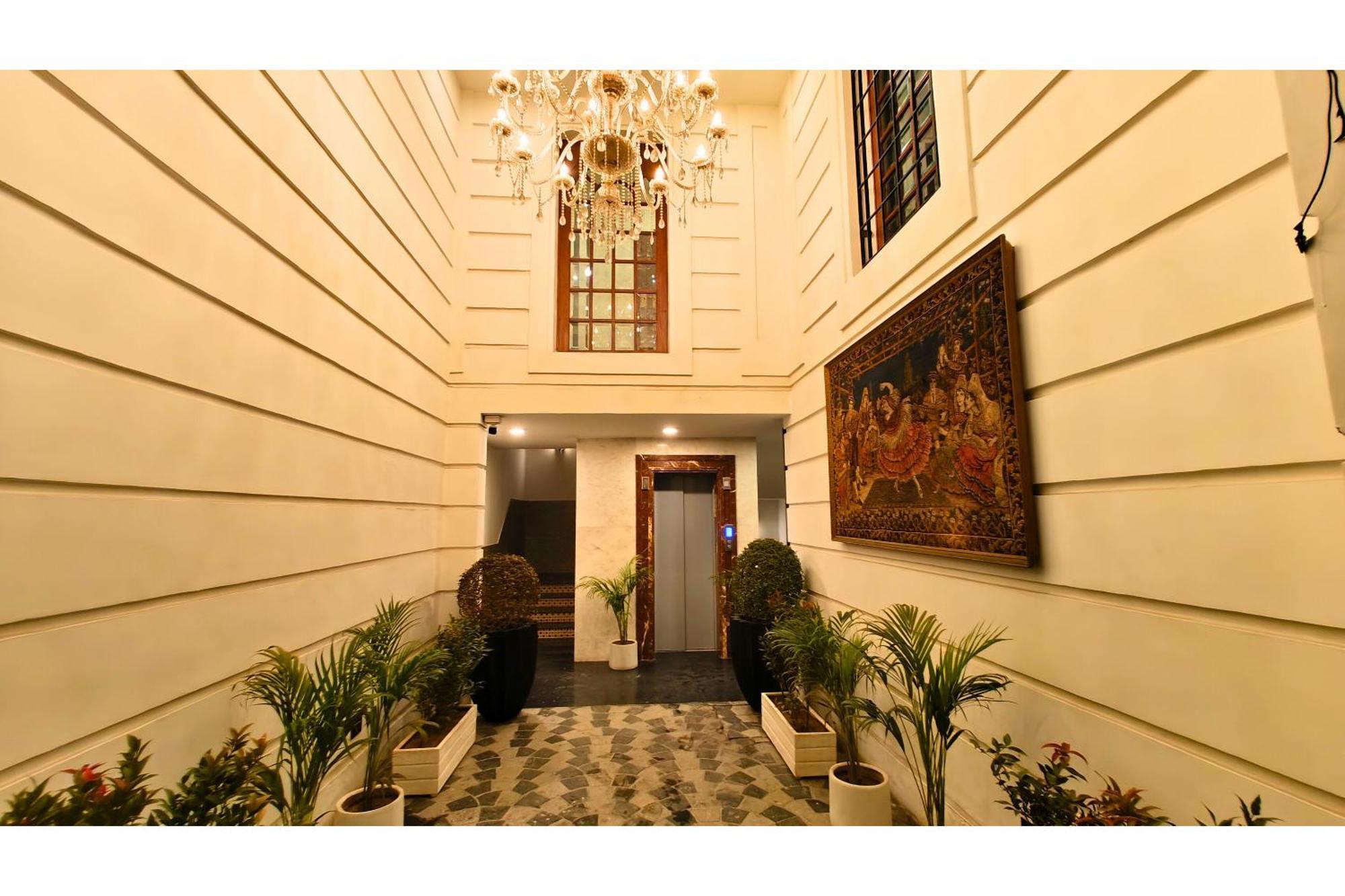 Hotel Ava And Corporate Golf Course Road, 3*