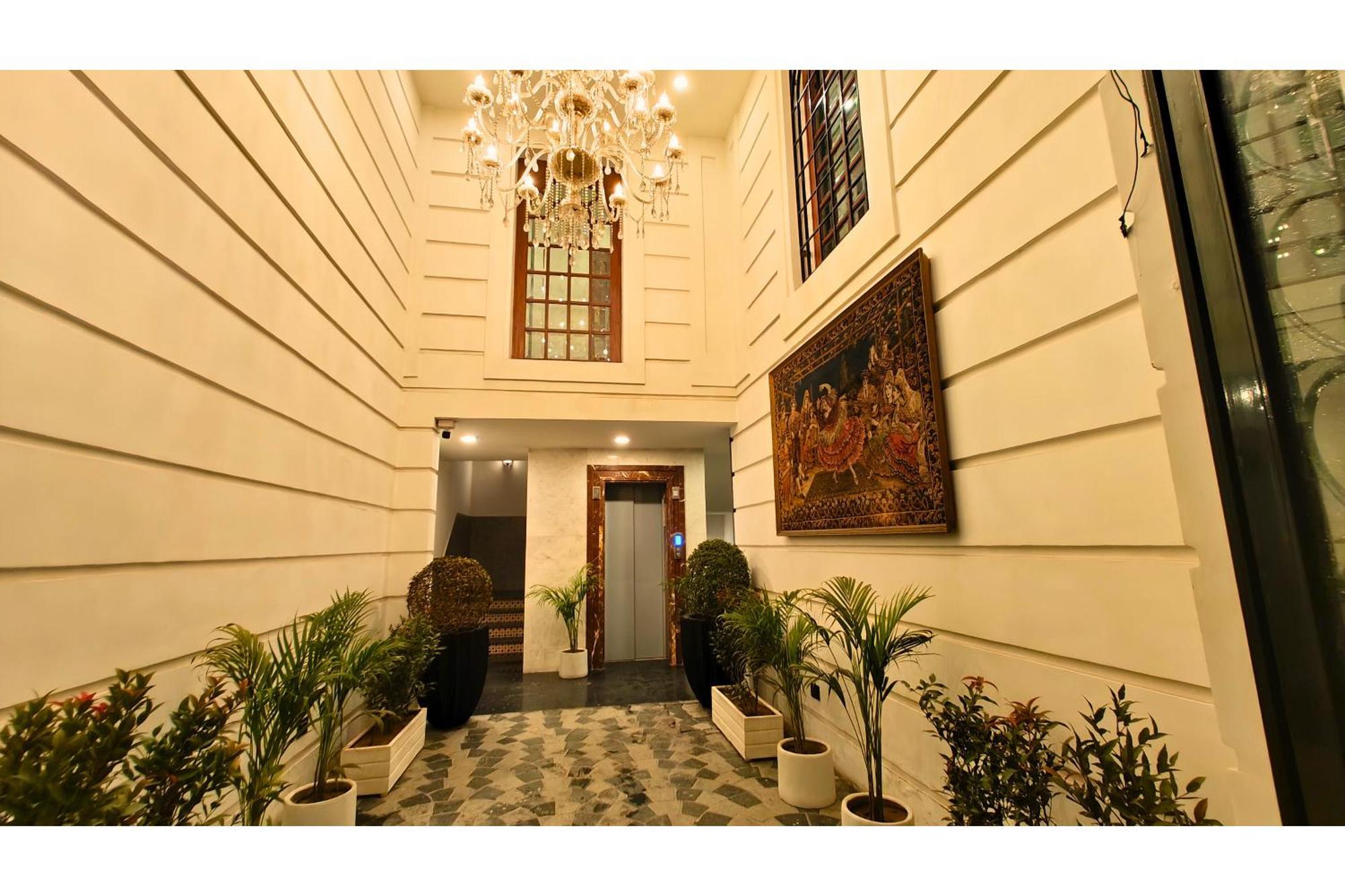 Hotel Ava And Corporate Golf Course Road,