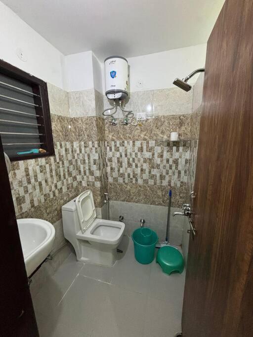 Amazing Home- 50meter To Medanta- Apartment