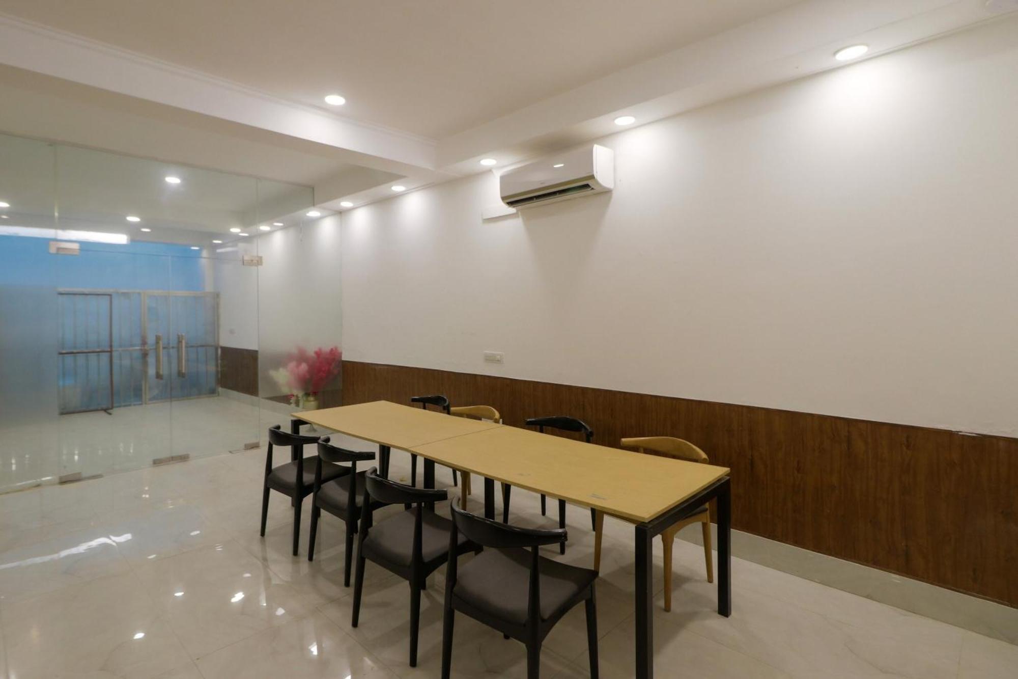 Hotel Townhouse Flora Lite 4*
