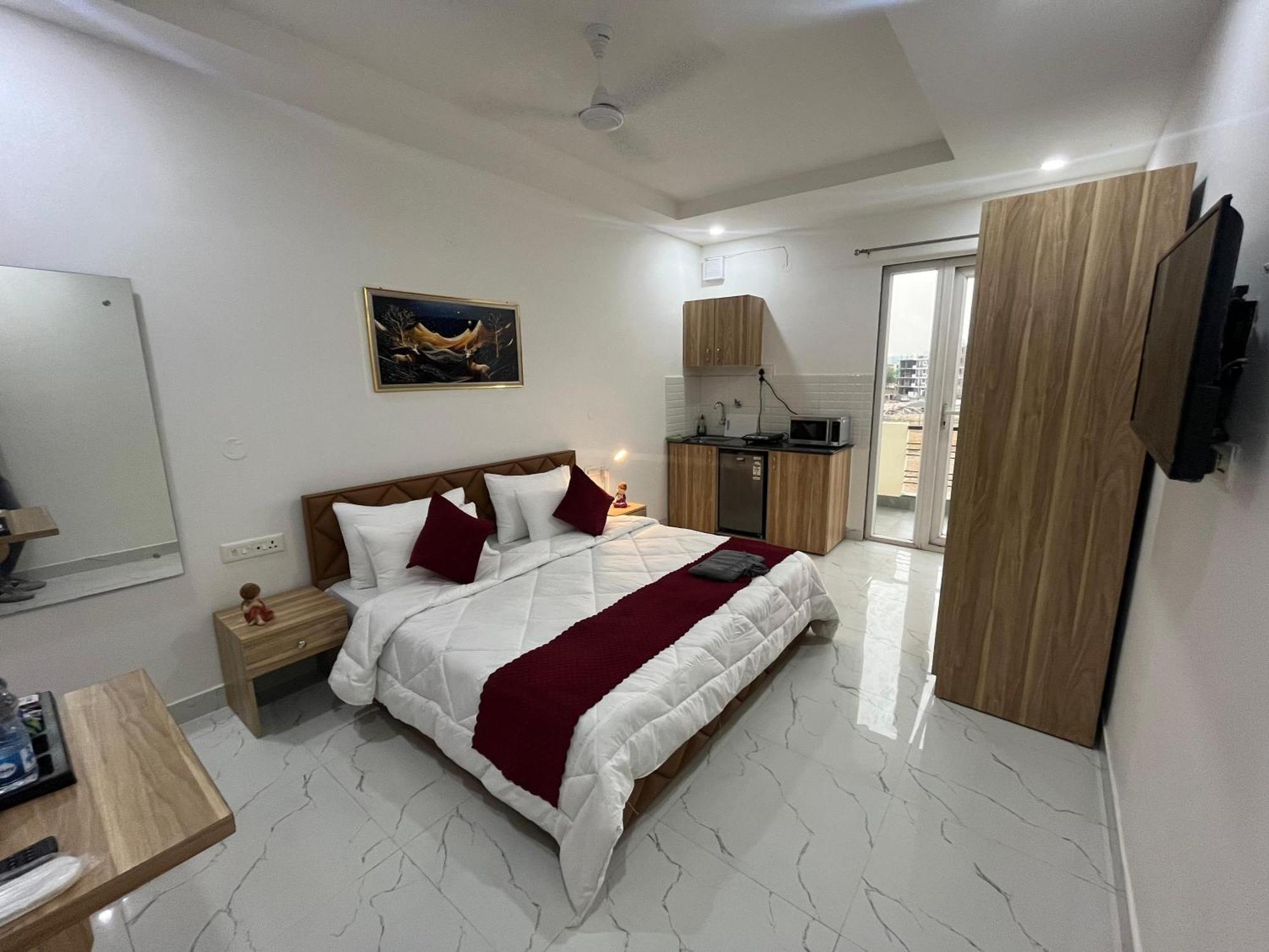 Apartment The Lodgers Infront Of Artemis Hospital Gurugram
