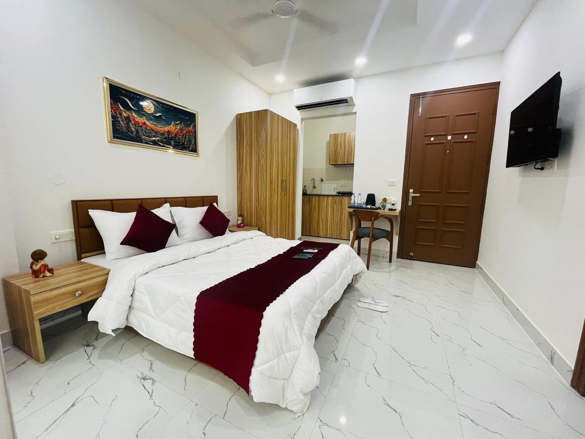 Apartment The Lodgers Infront Of Artemis Hospital Gurugram