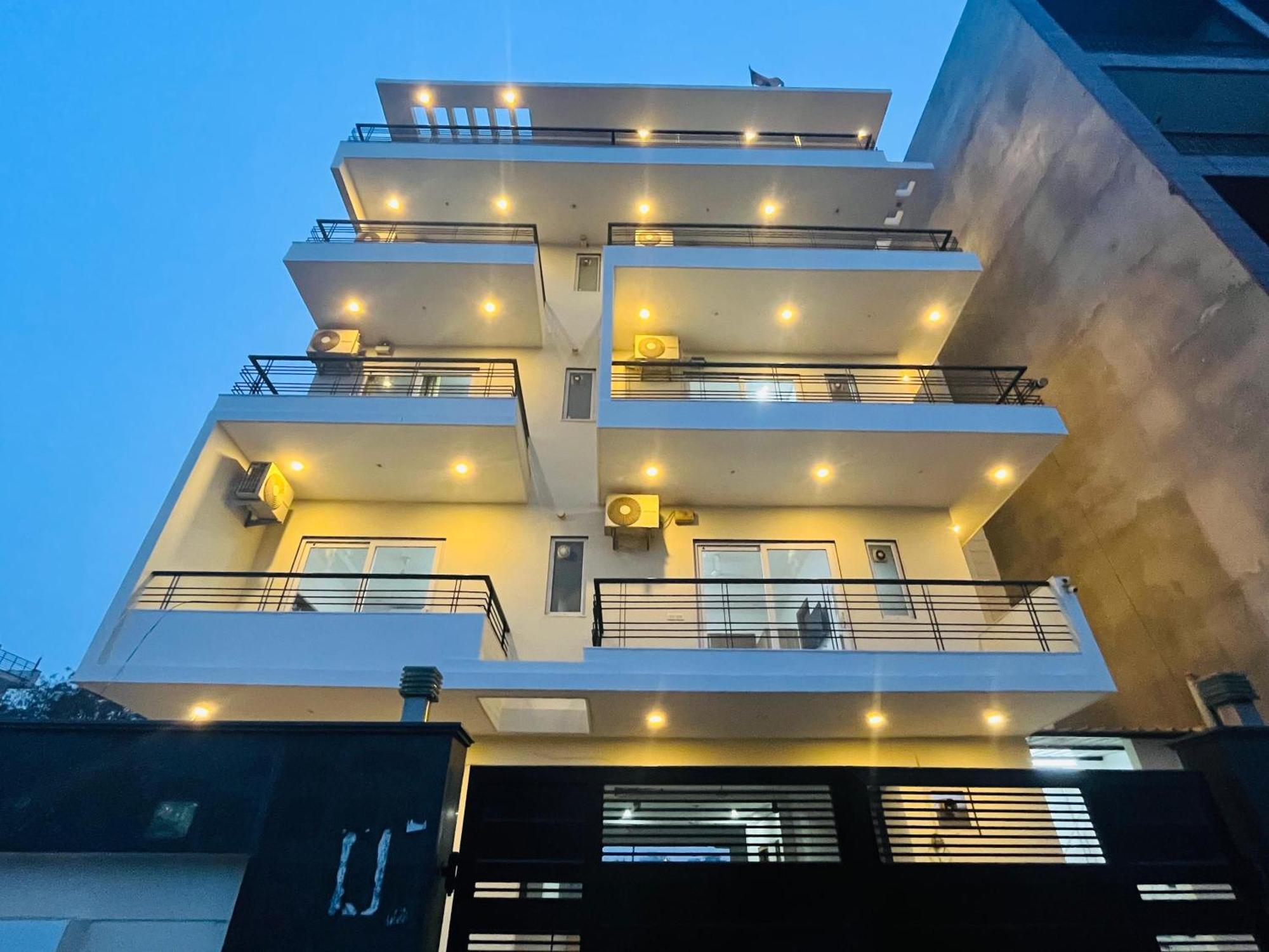 The Lodgers Infront Of Artemis Hospital Gurugram Apartment *