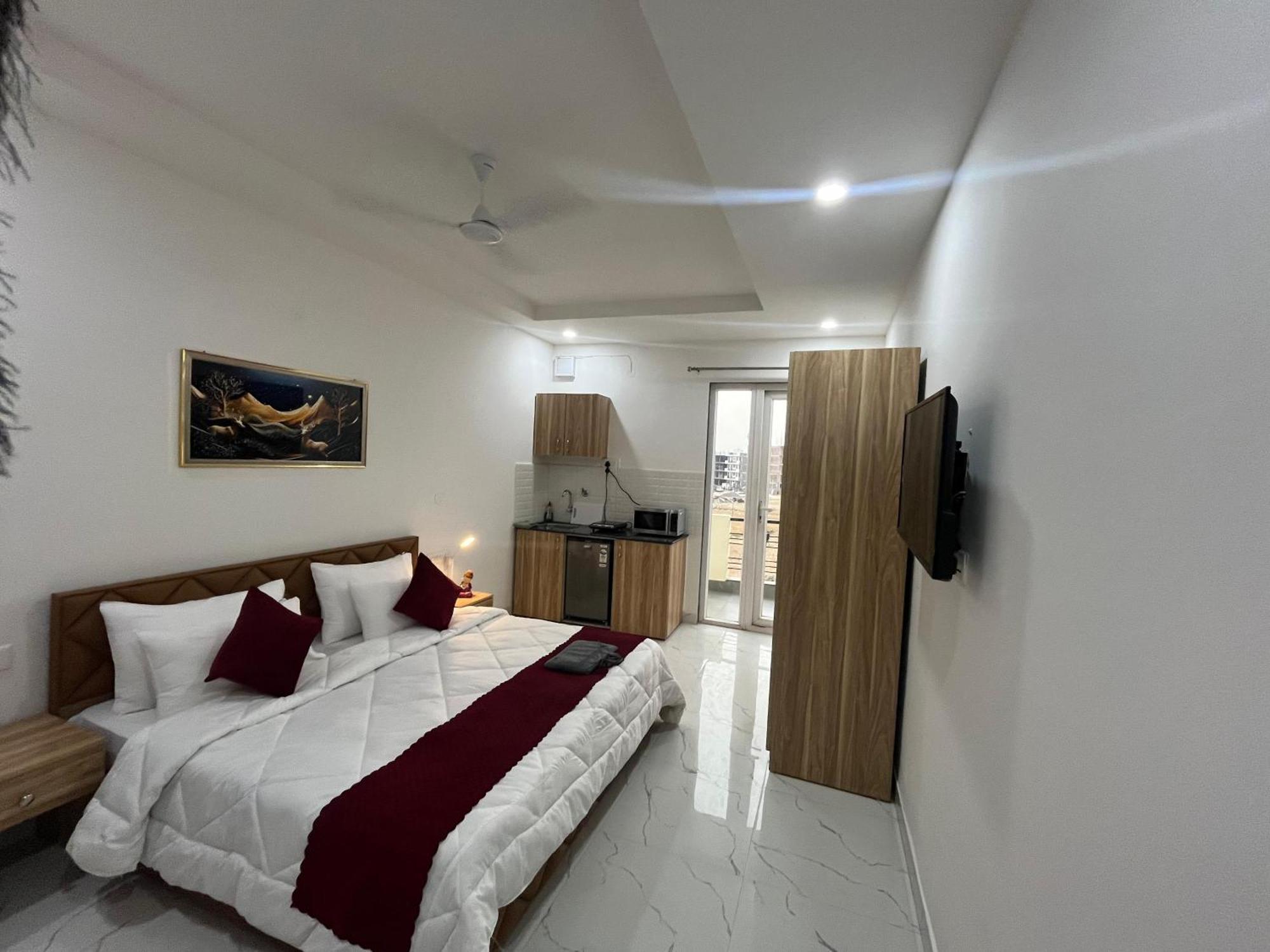 Apartment The Lodgers Infront Of Artemis Hospital Gurugram *