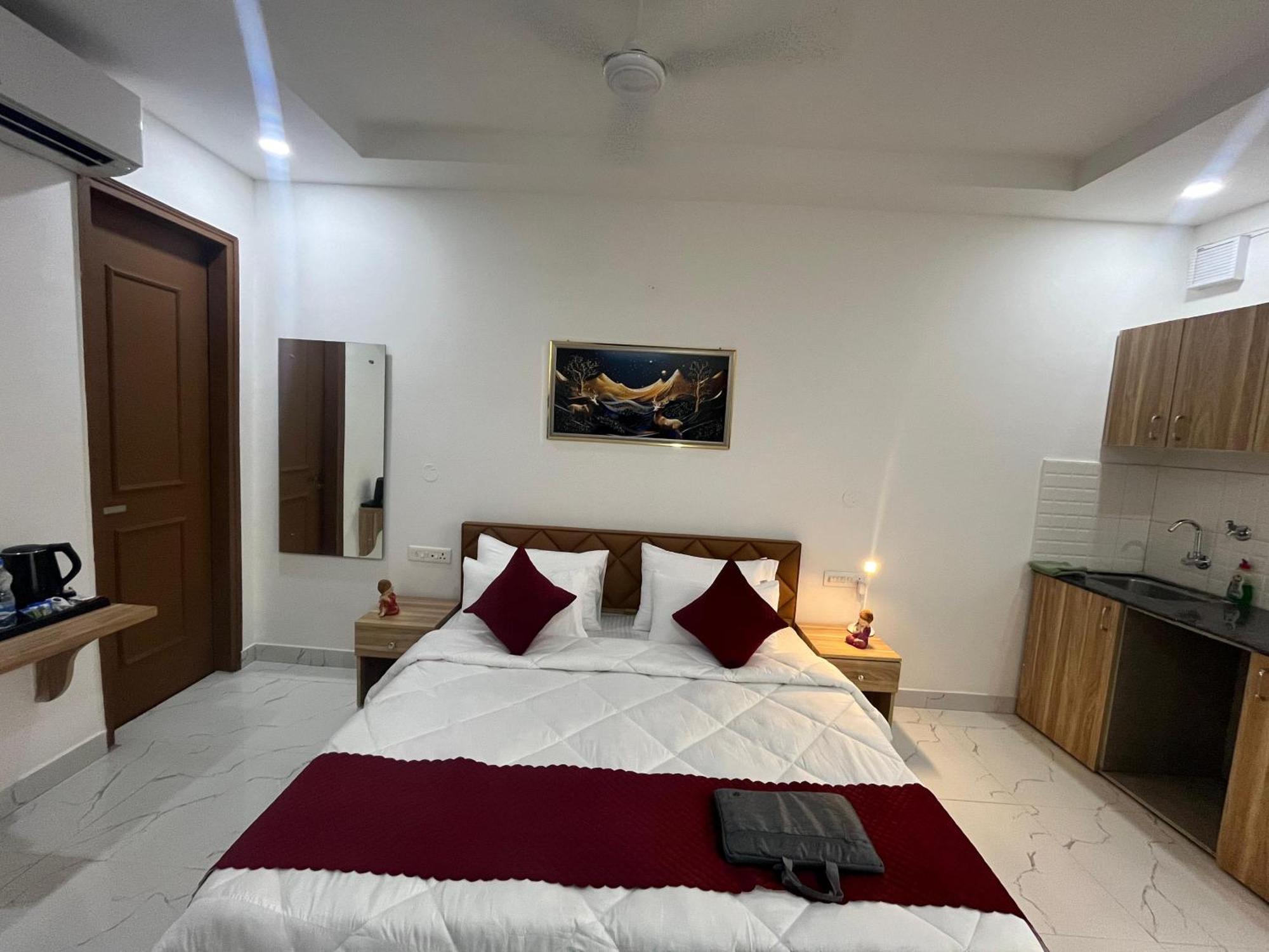 Apartment The Lodgers Infront Of Artemis Hospital Gurugram