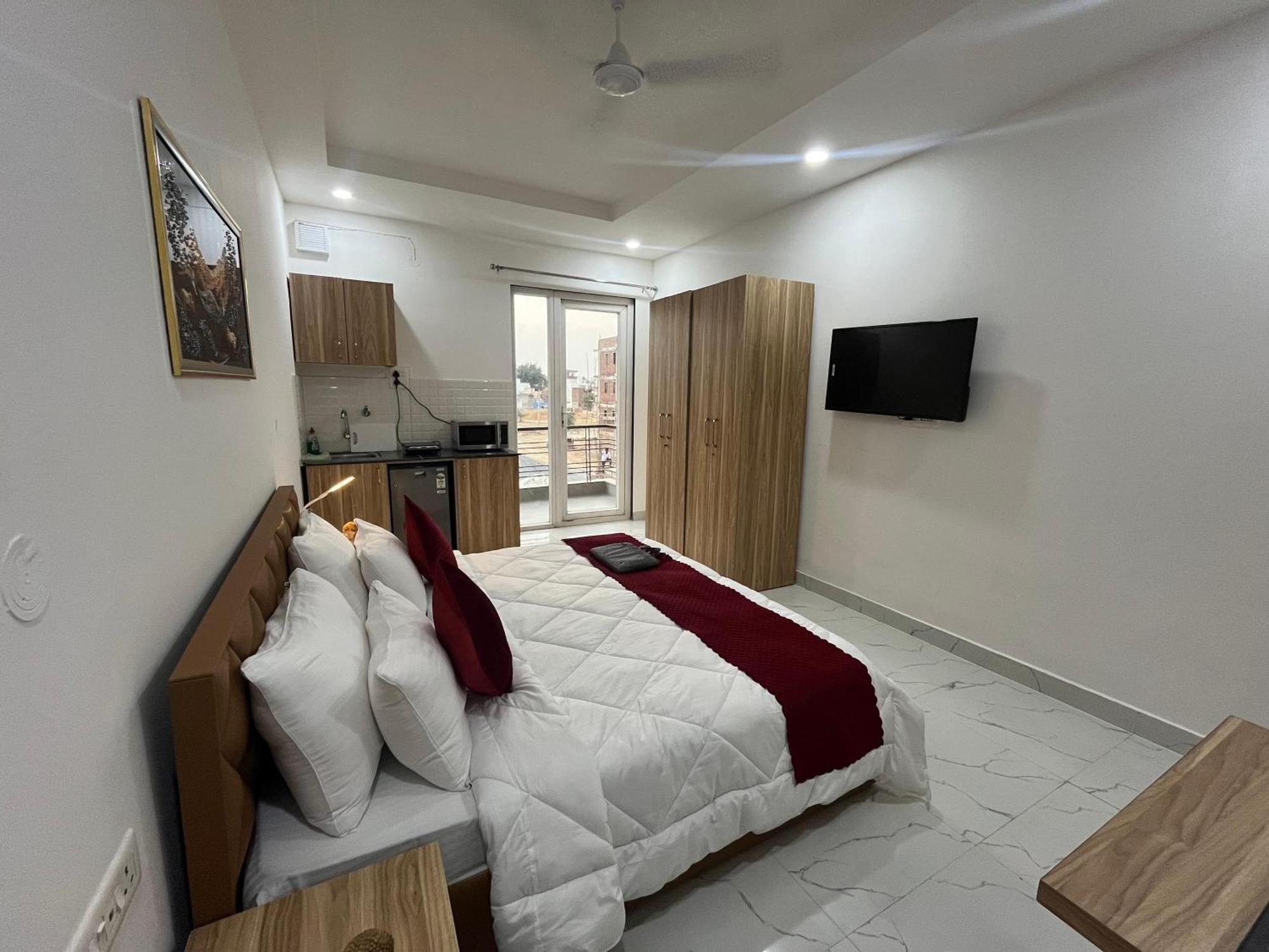 Apartment The Lodgers Infront Of Artemis Hospital Gurugram