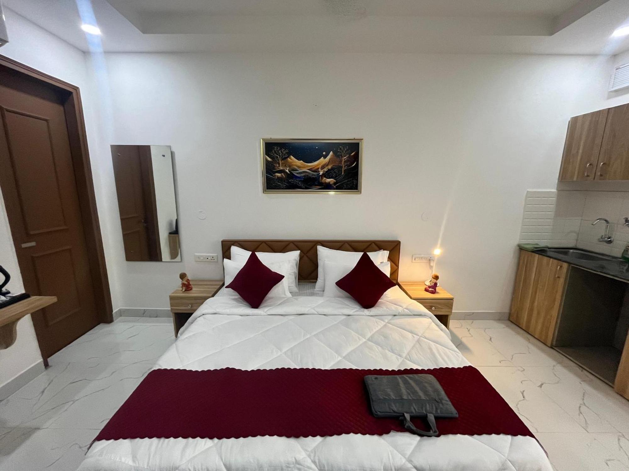 Apartment The Lodgers Infront Of Artemis Hospital Gurugram *