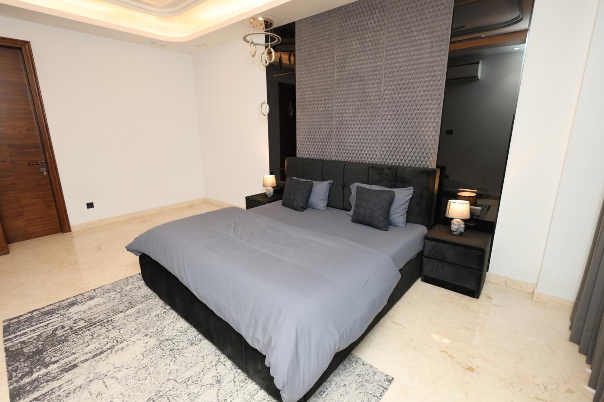 The Midnight - Your Galleria Getaway Apartment