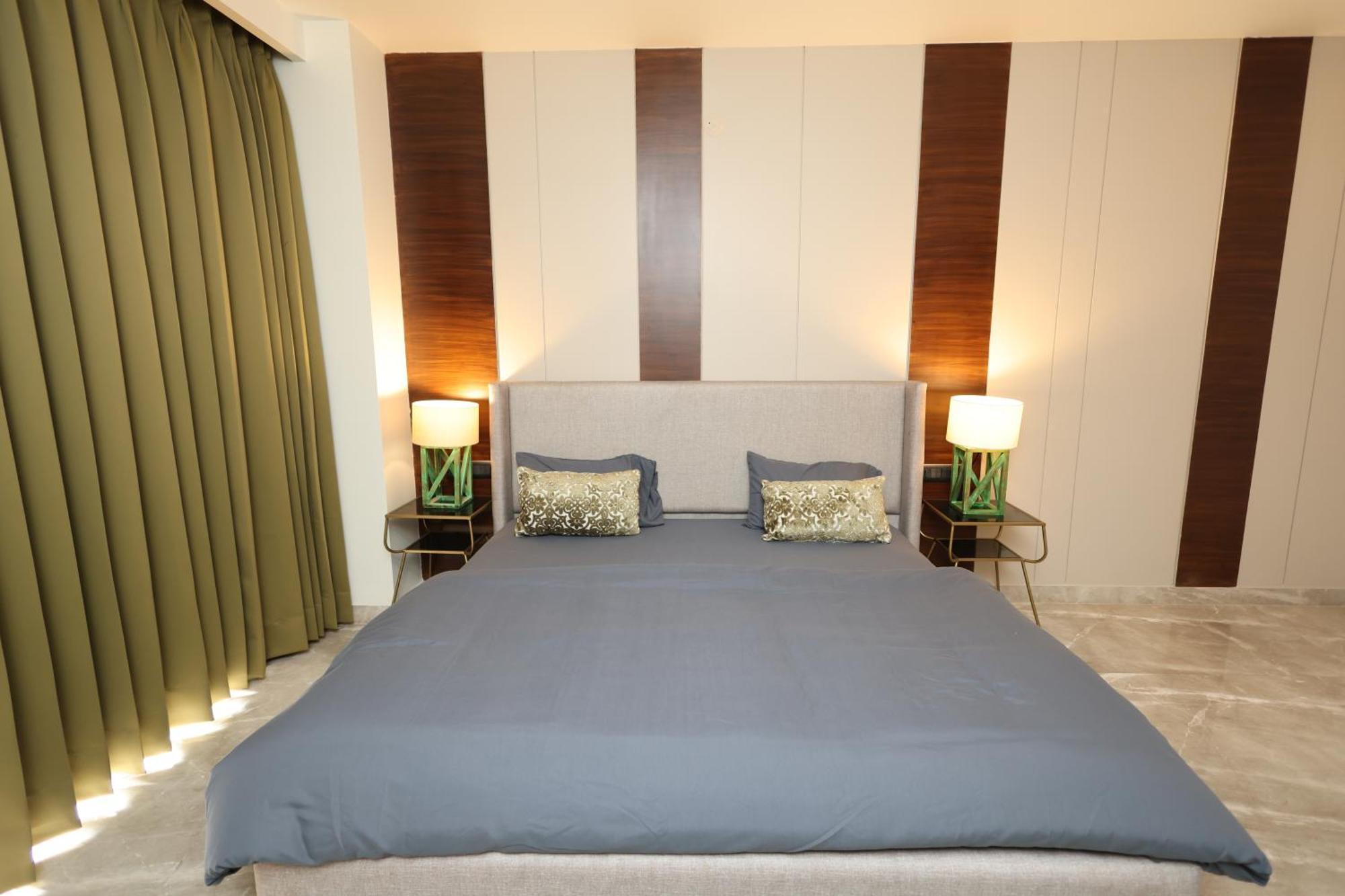 The Midnight - Your Galleria Getaway *