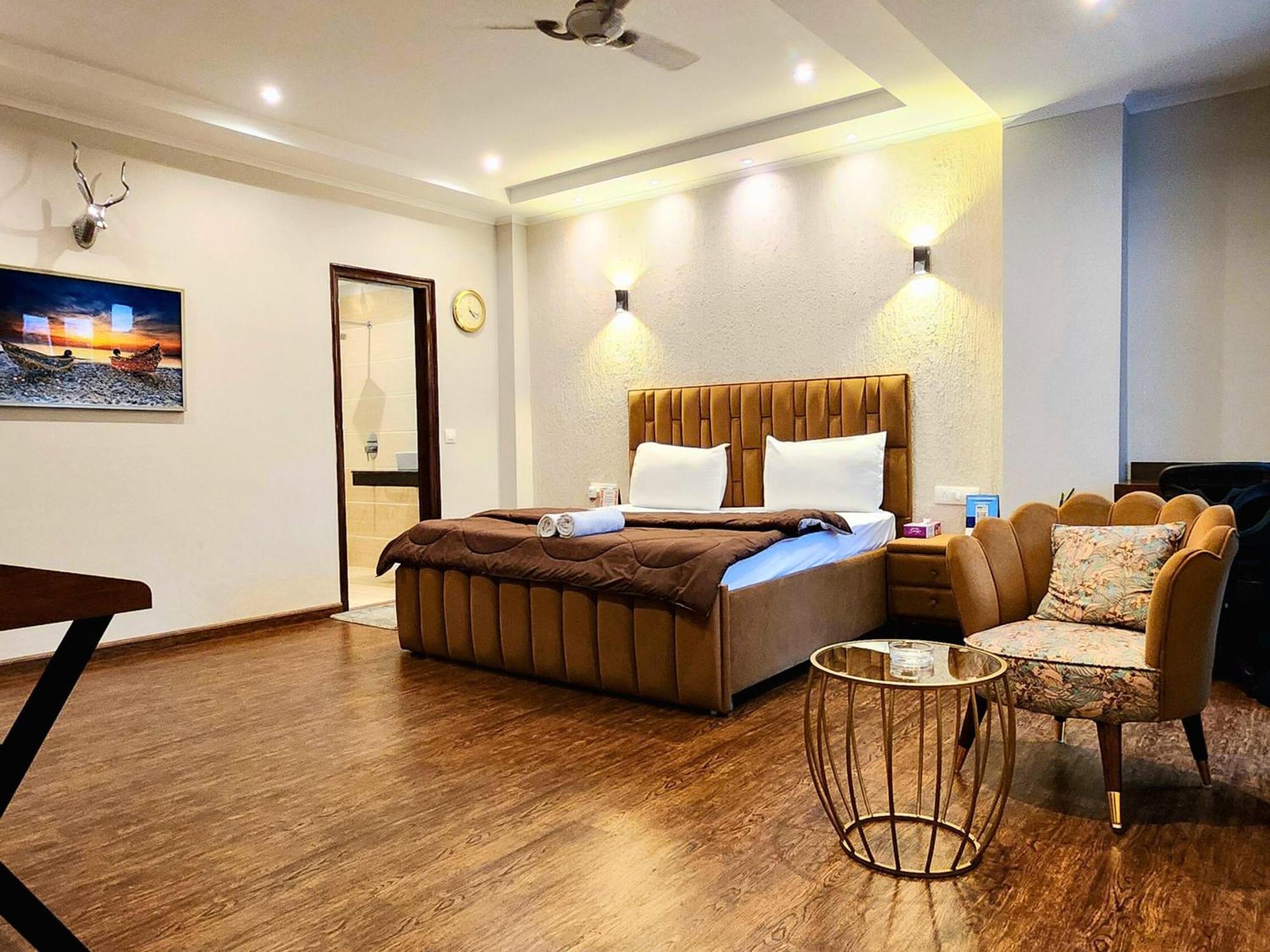 Hotel Premier - Golf Course Road ,gurgaon 3*