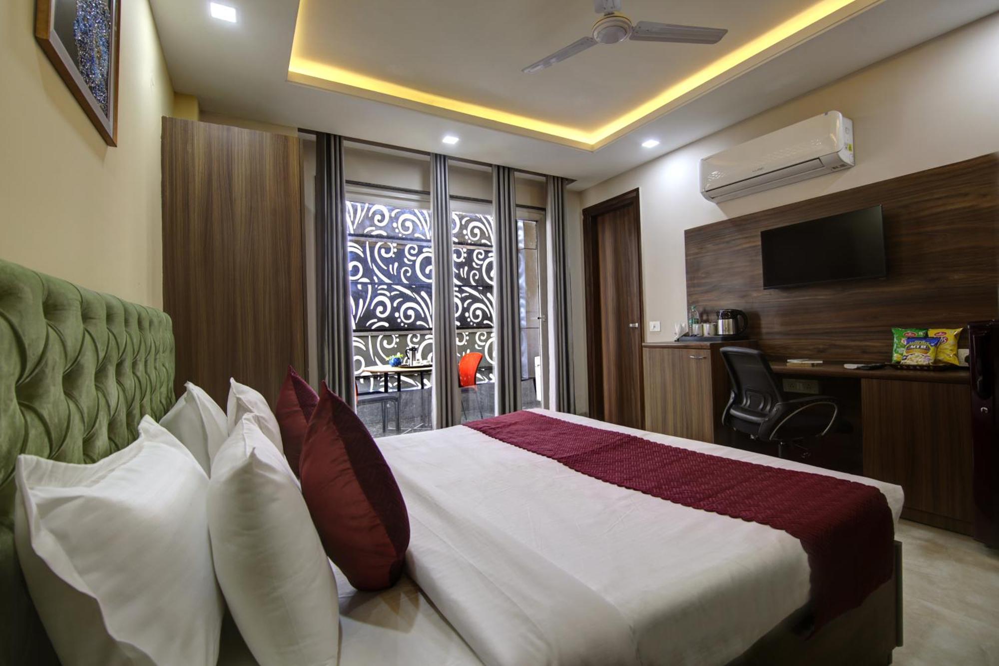 Limewood Silver Near Golf Course Road Hotel