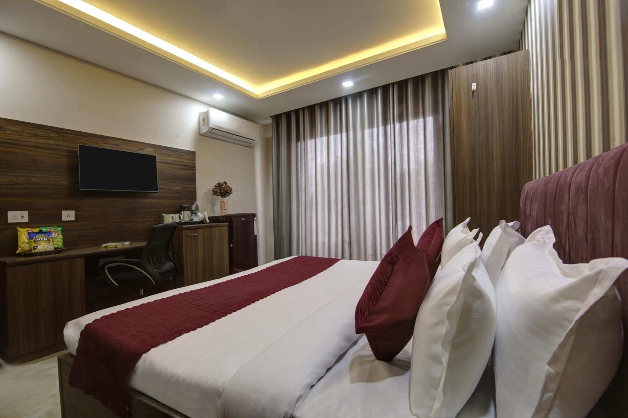 Hotel Limewood Silver Near Golf Course Road Gurgaon