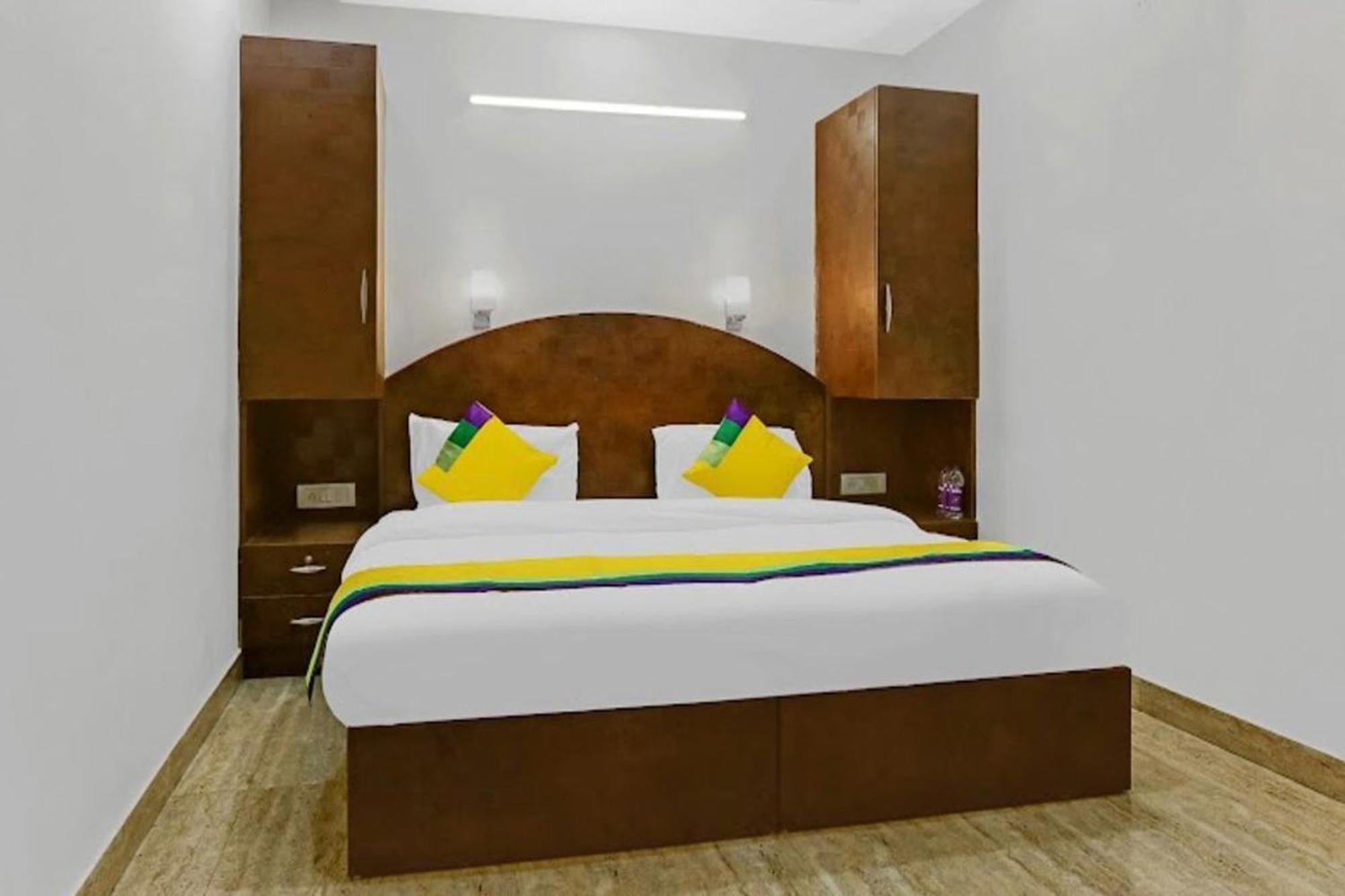 Bellmore & Homes 3*