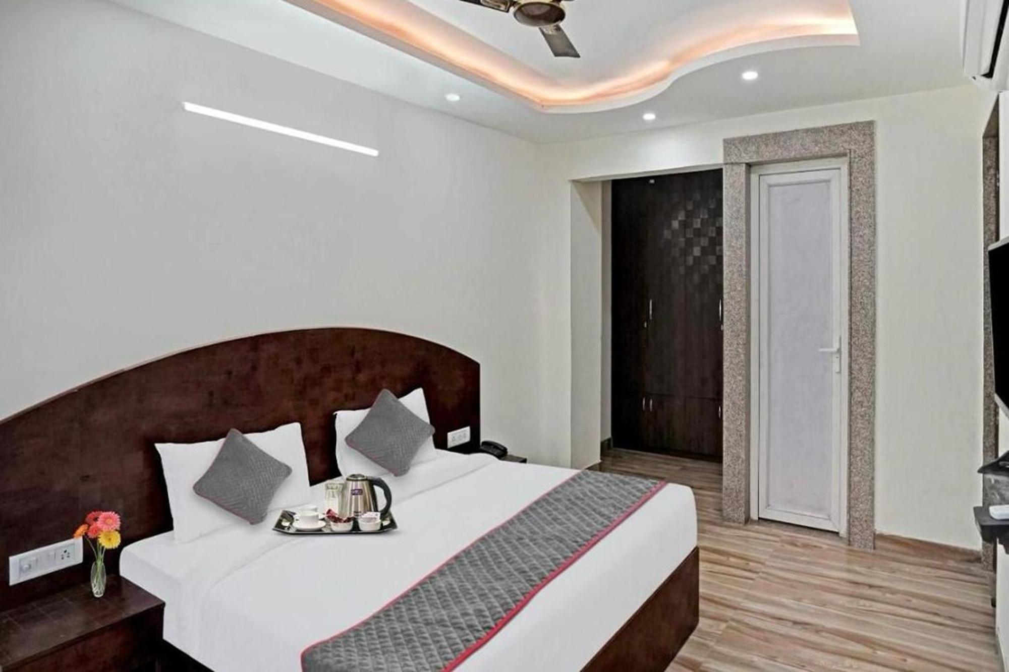 Bellmore & Homes 3*