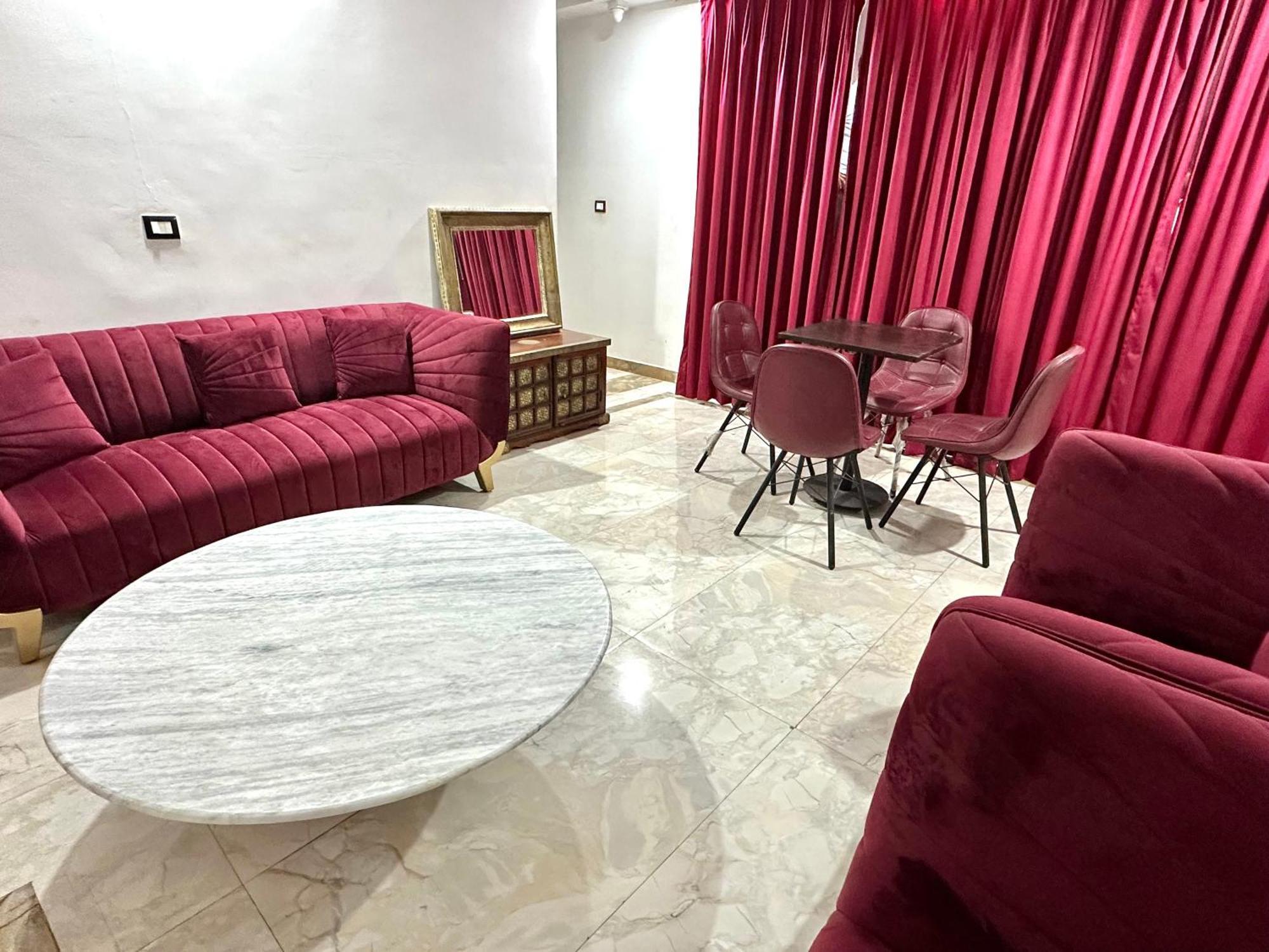 Luxury At 10k Near Hero Honda Chowk Guest house Gurgaon
