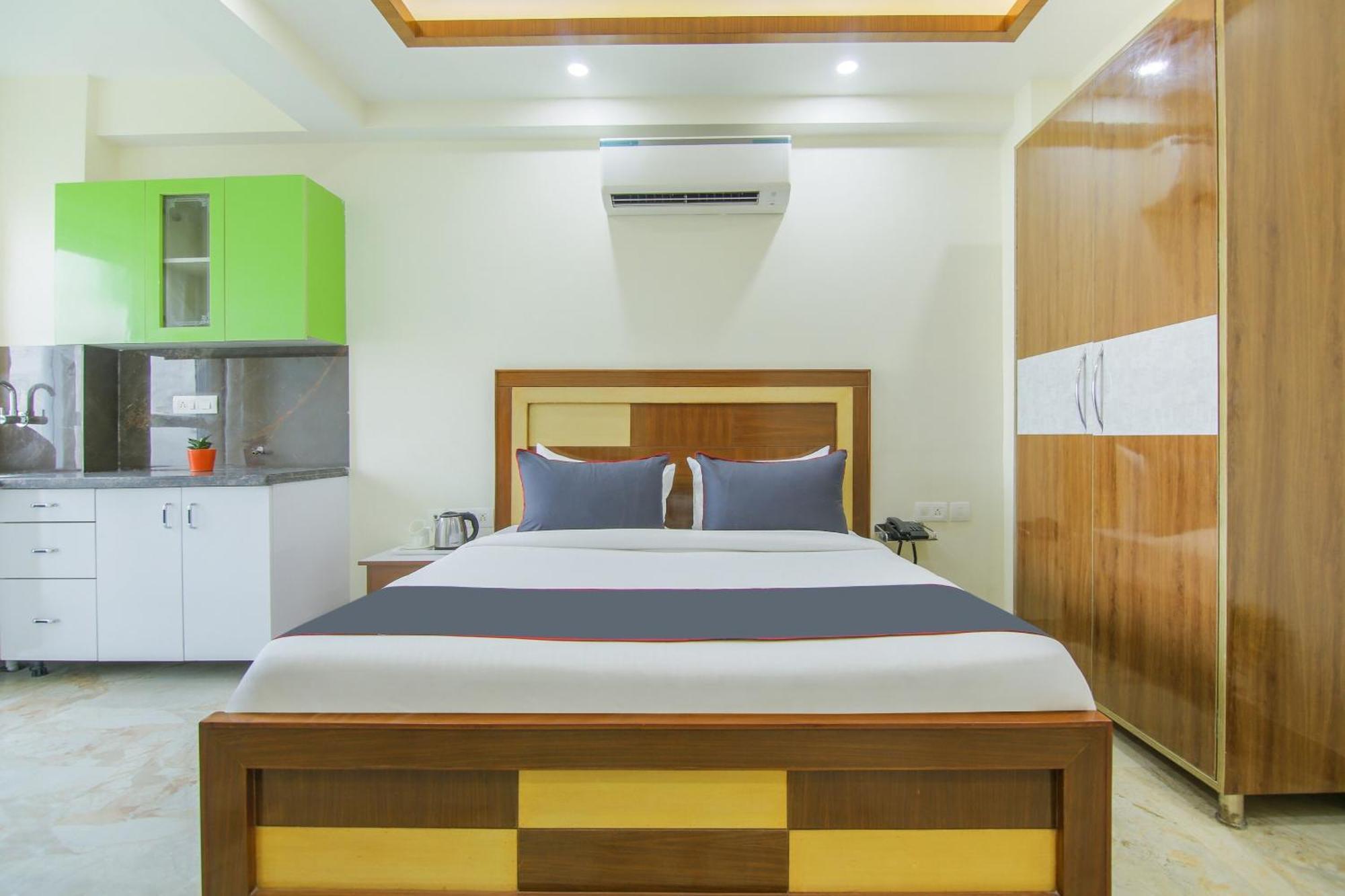 Hotel Super Collection O Corporate Near Omaxe Celebration Mall Gurgaon