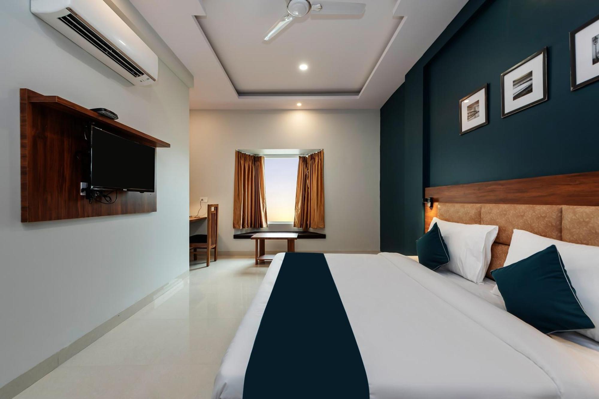 Hotel O Earth Near Bestech Central Square Mall 3*