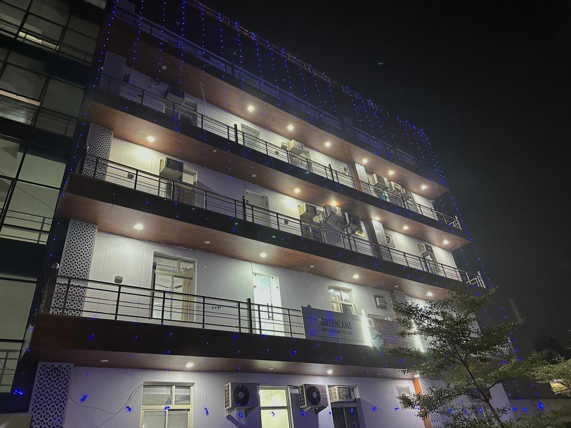 Guest house Luxury At 10k Near Hero Honda Chowk