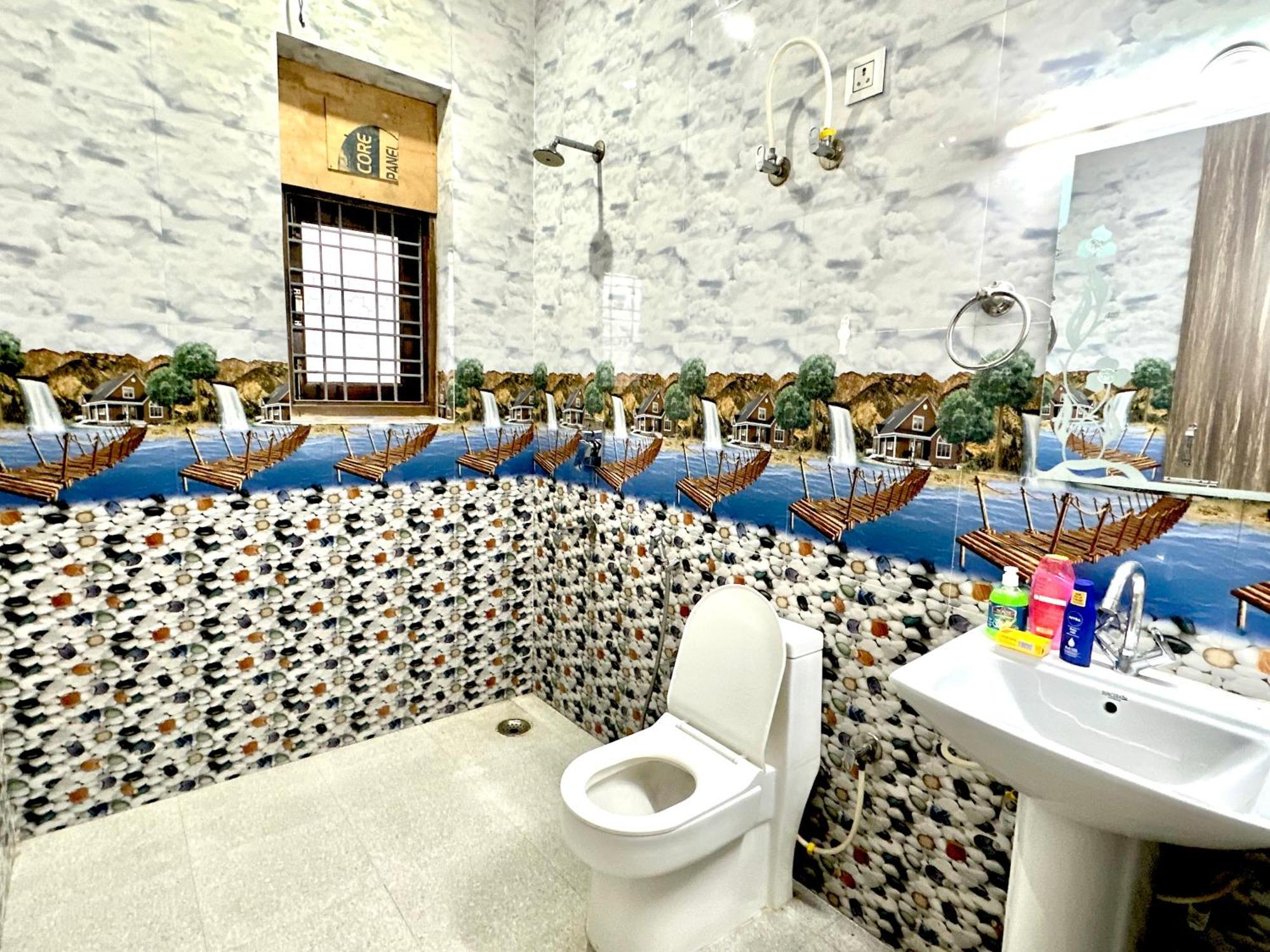 Luxury At 10k Near Hero Honda Chowk Guest house *