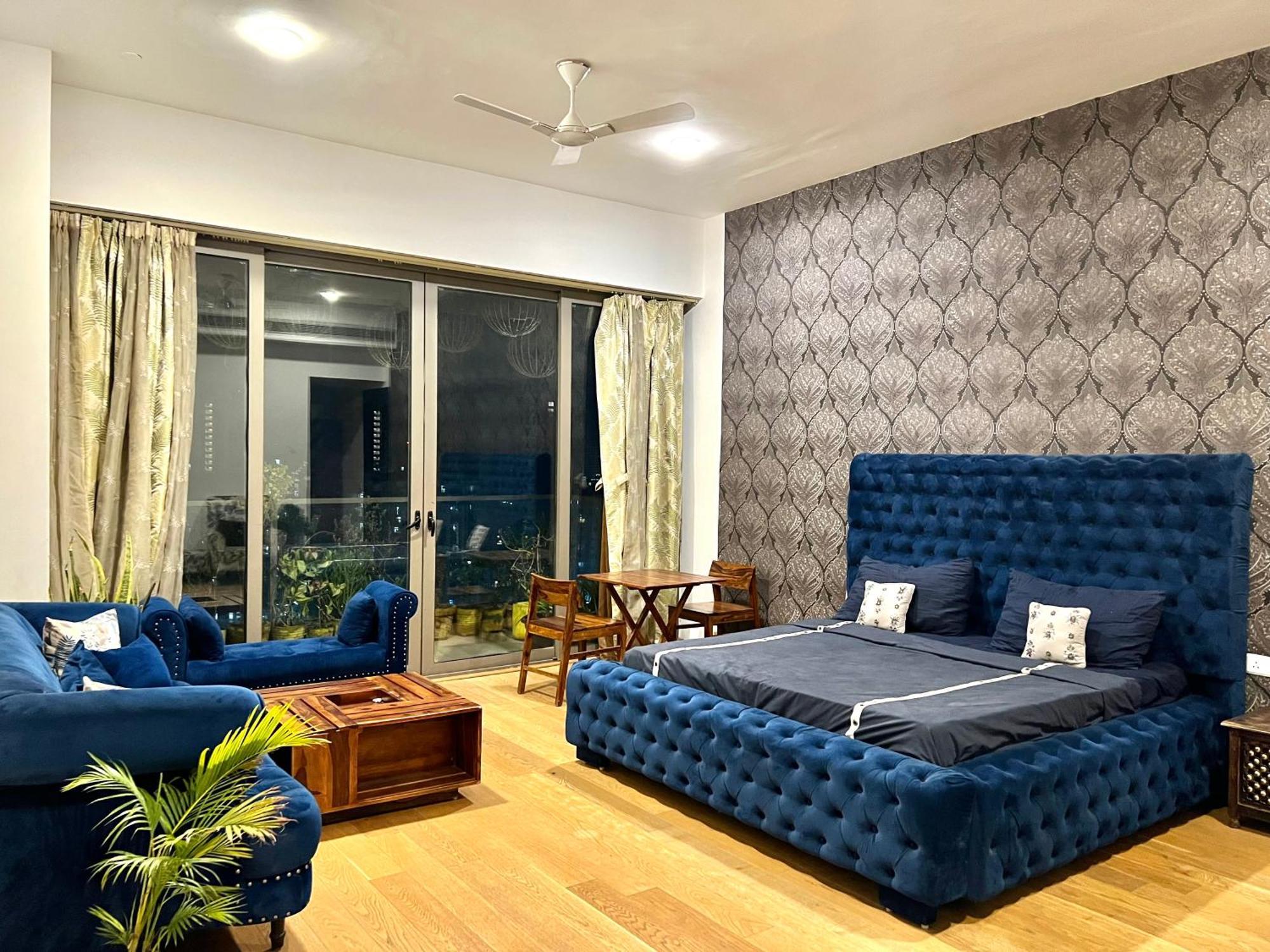 Luxury Master Bedroom With Bathtub On Golf Course Road Aparthotel *