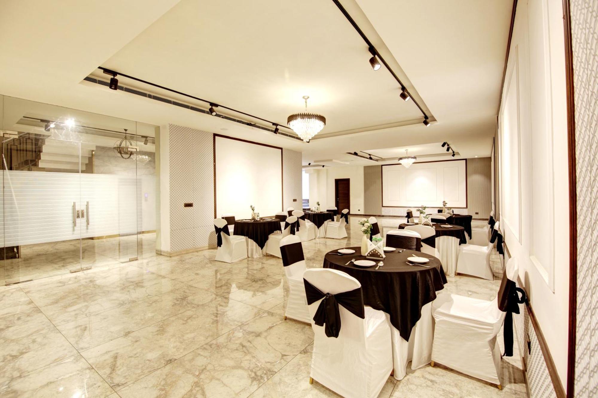 Saltstayz Premier - Cyber Hub Hotel Gurgaon