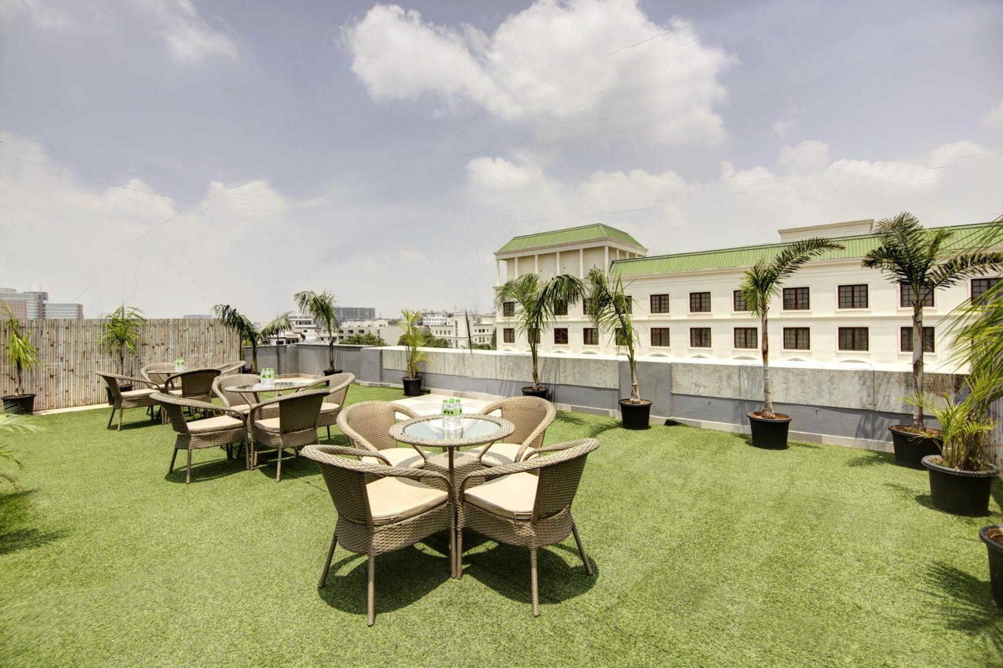 Hotel Saltstayz Premier - Cyber Hub Gurgaon