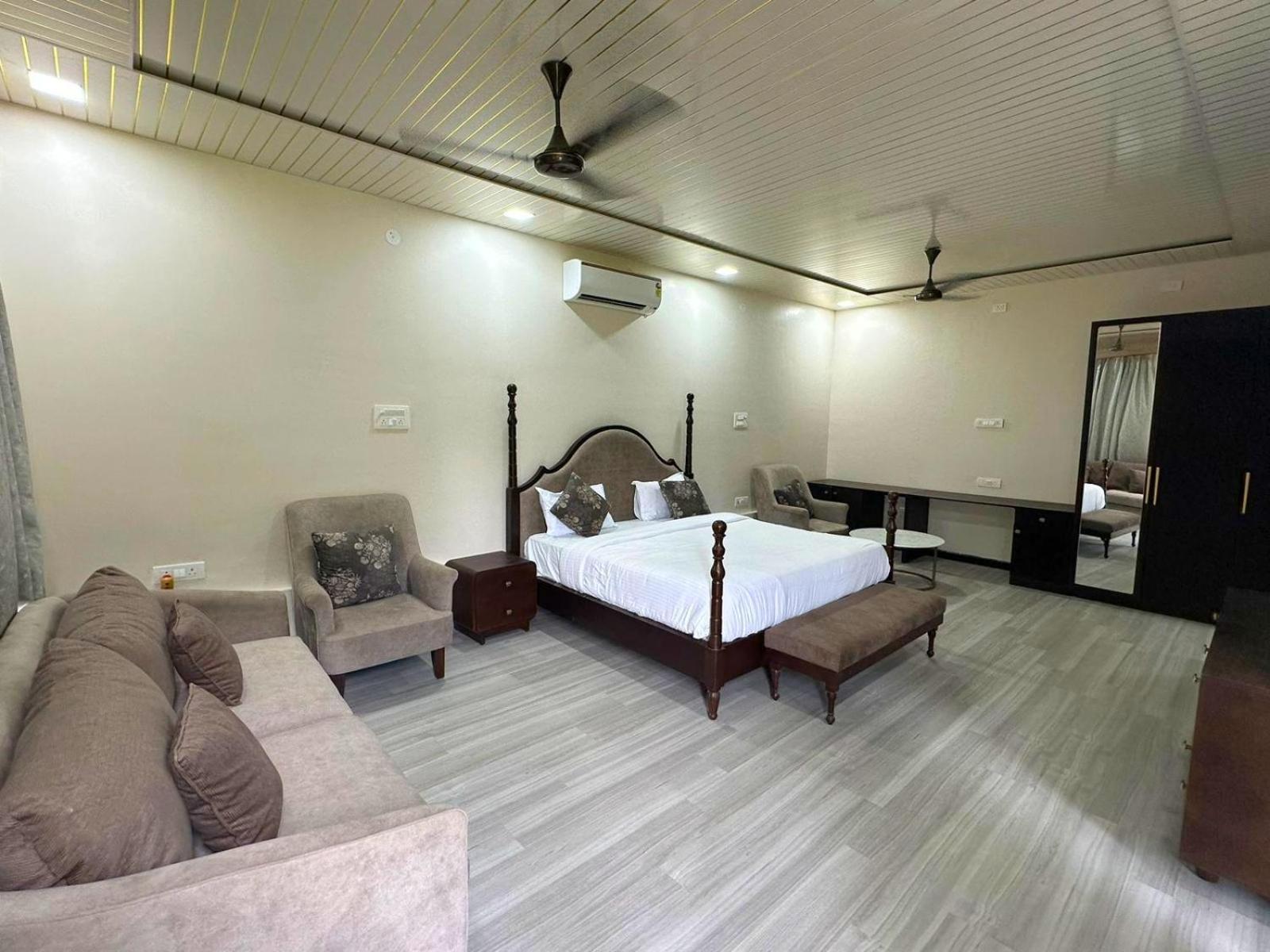 Elivaas 6 Bhk With Pvt Pool & Garden - Esh Gurgaon