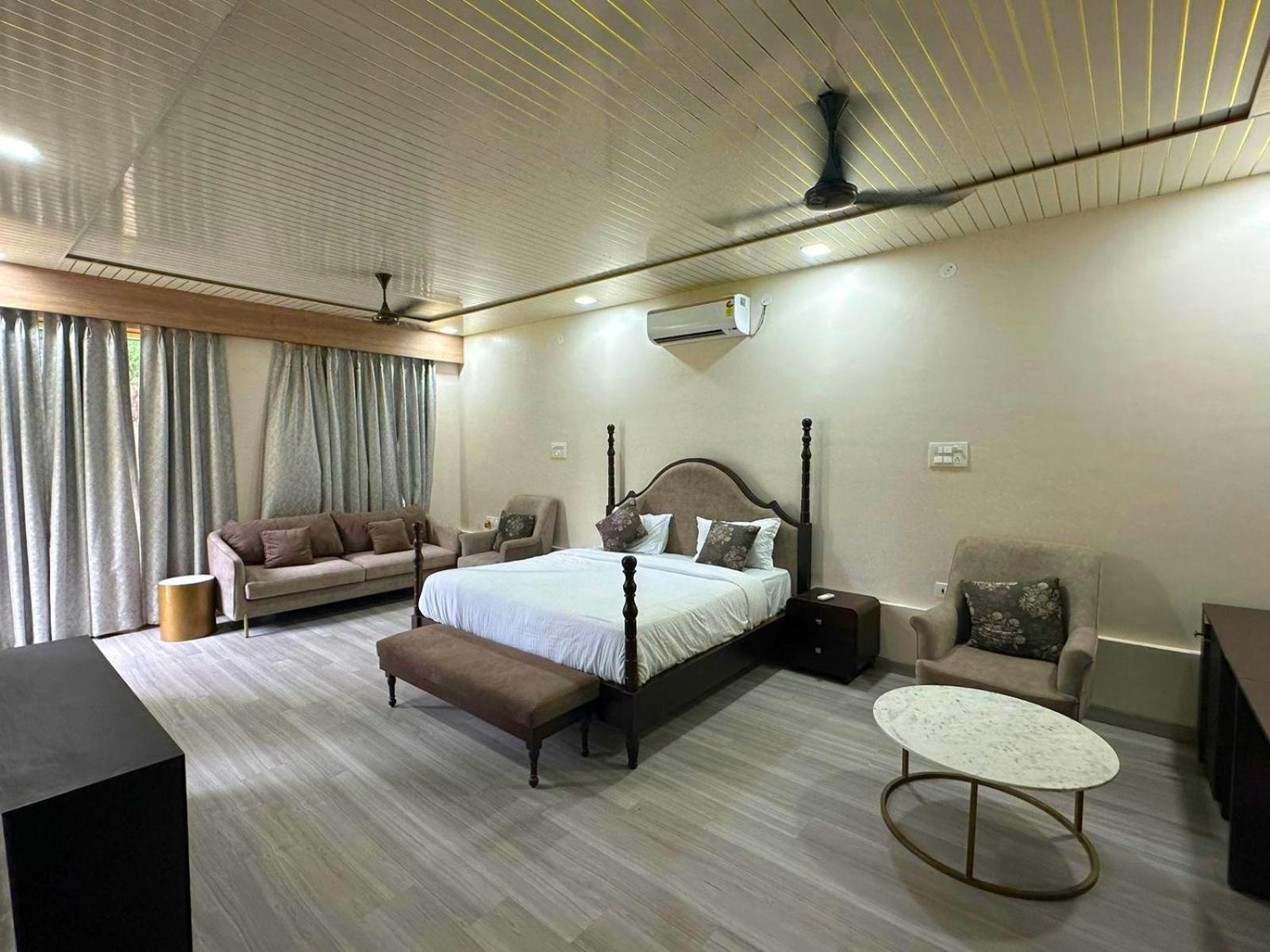 Villa Elivaas 6 Bhk With Pvt Pool & Garden - Esh