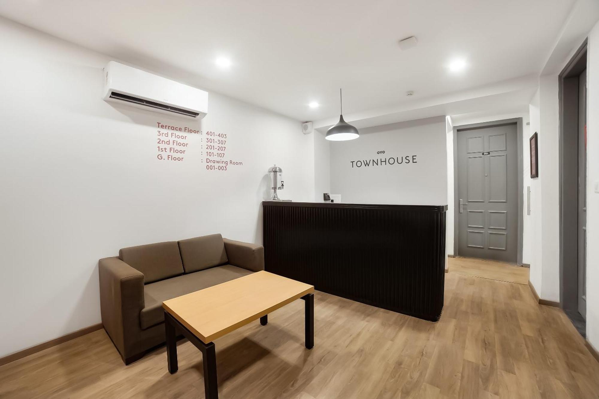 Super Townhouse 158 Near Netaji Subhash Marg Near Appu Ghar 4*