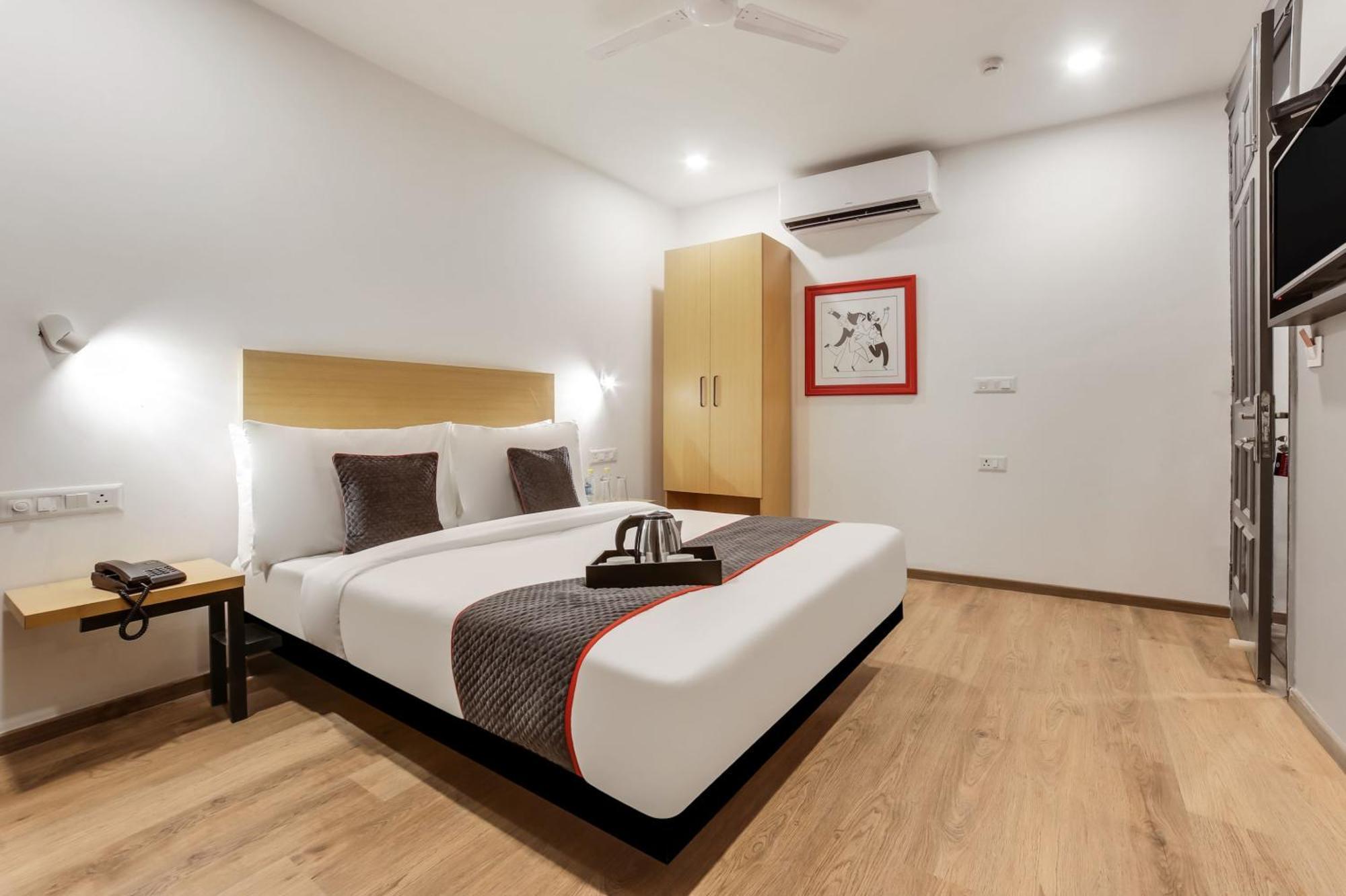 Super Townhouse 158 Near Netaji Subhash Marg Near Appu Ghar Hotel 4*