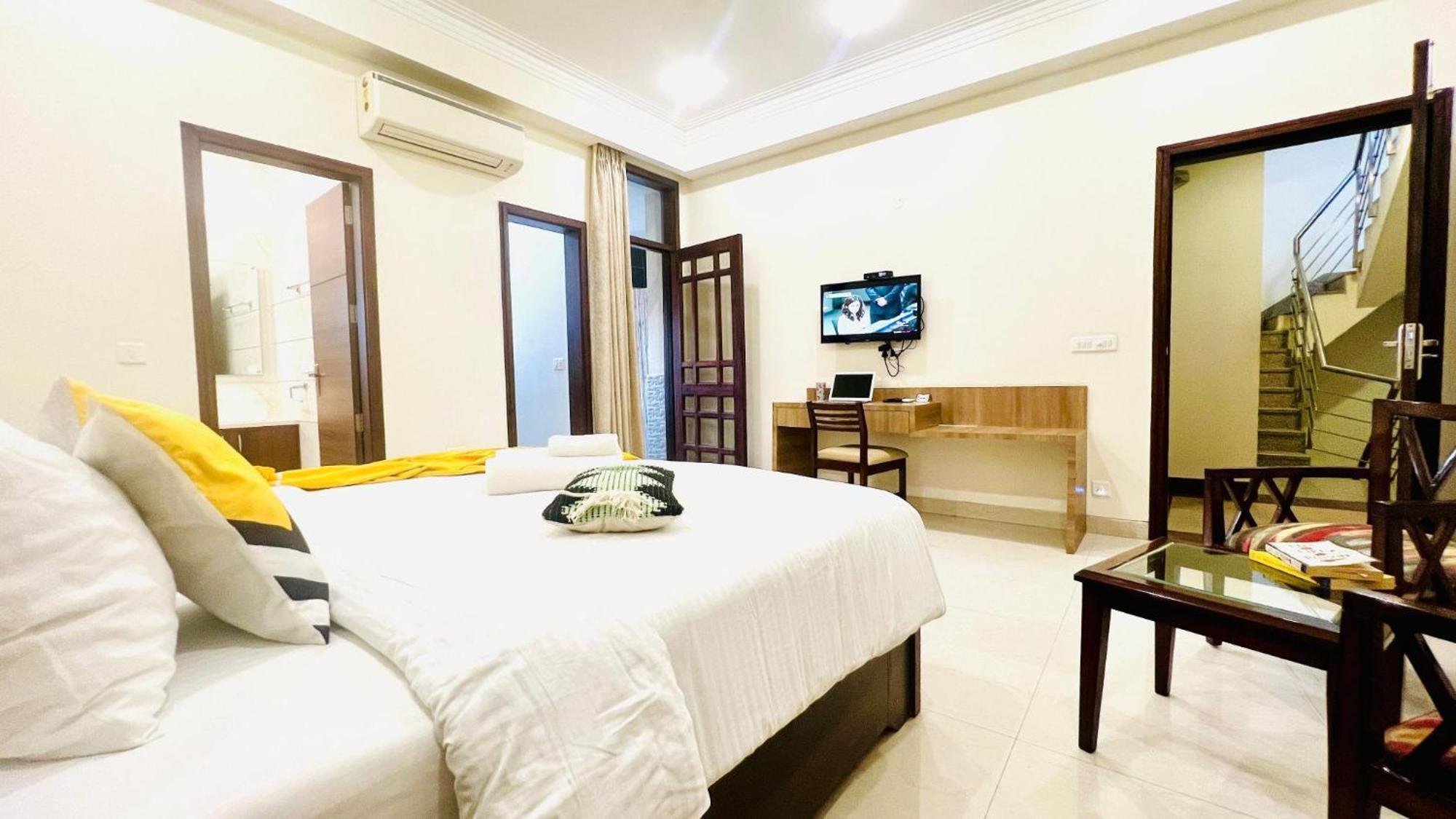 Bluo Studio4 Golf Course Road - Gym, Balcony, Lift Gurgaon