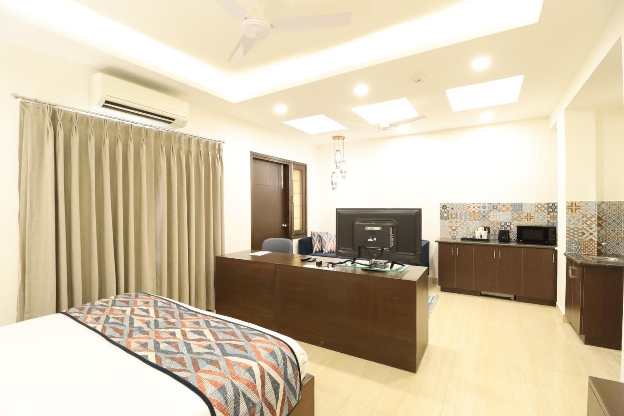 Hotel Ahuja Residency Centre