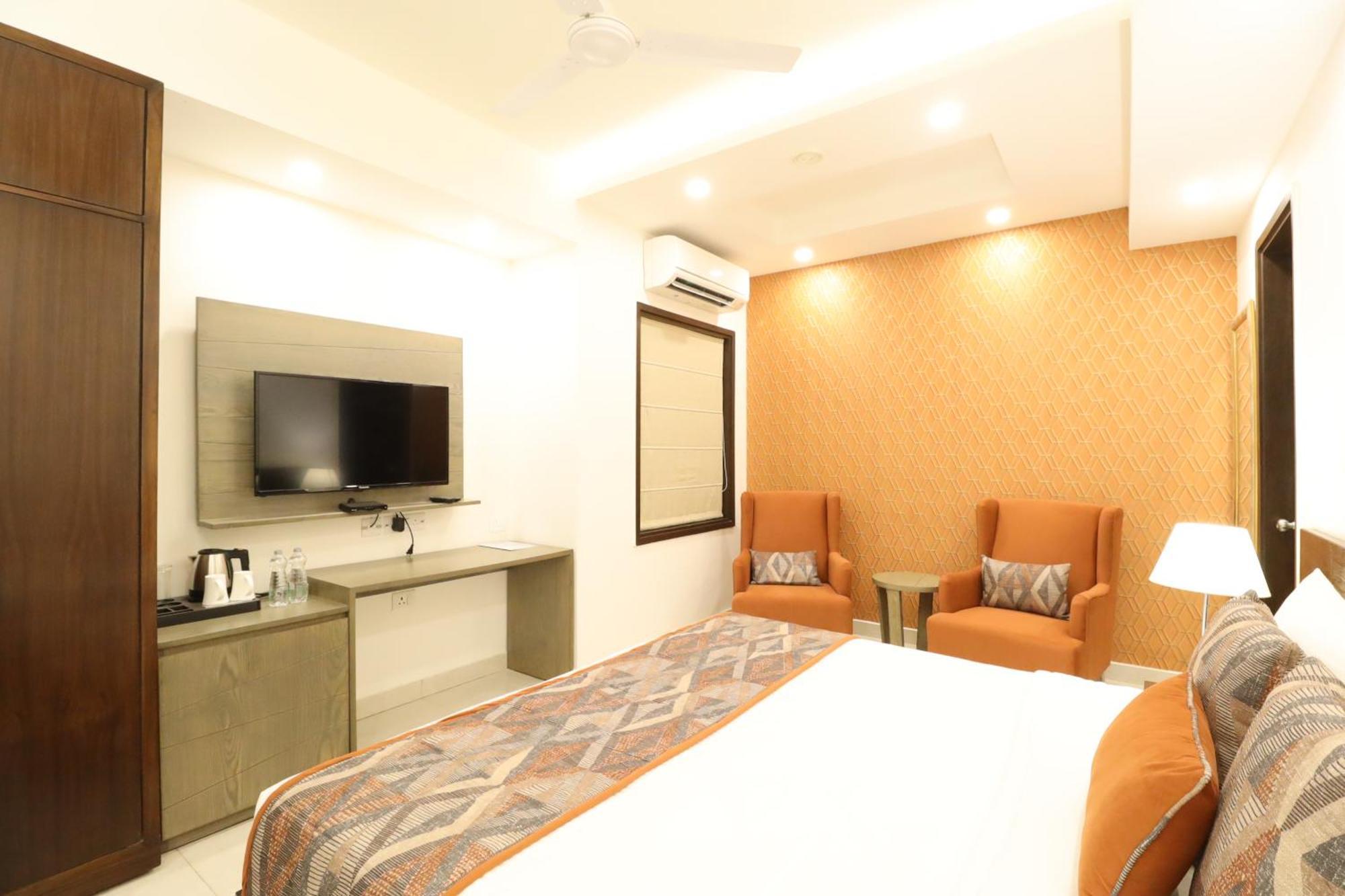 Hotel Ahuja Residency Centre