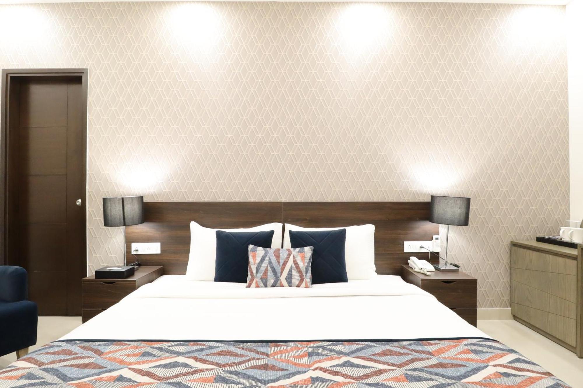 Ahuja Residency Centre Hotel 3*