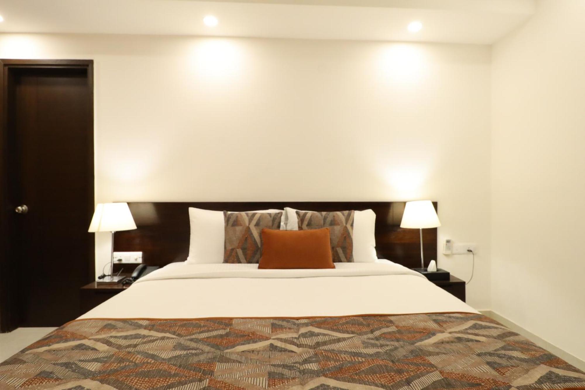 Hotel Ahuja Residency Centre