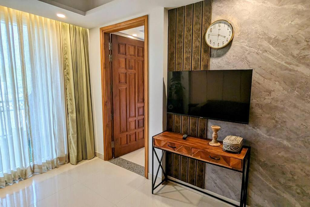 Ivy - 1bhk, Forest View, Wi-fi & Big Balcony Apartment *