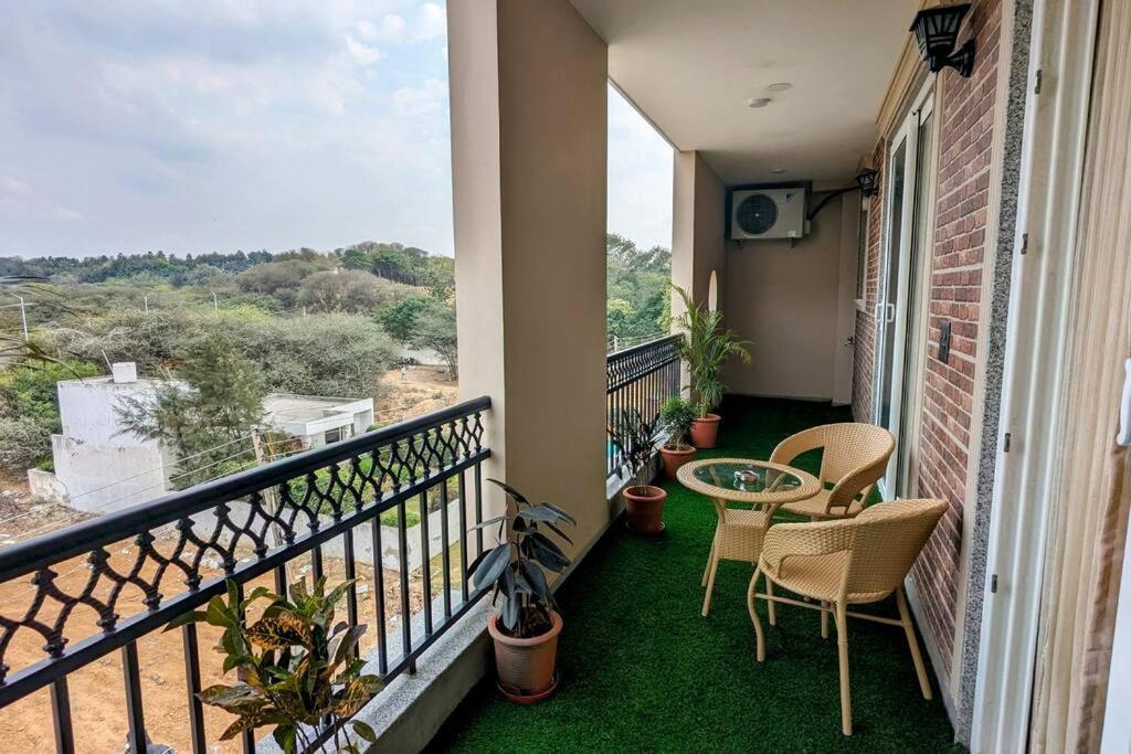 Ivy - 1bhk, Forest View, Wi-fi & Big Balcony Apartment Gurgaon
