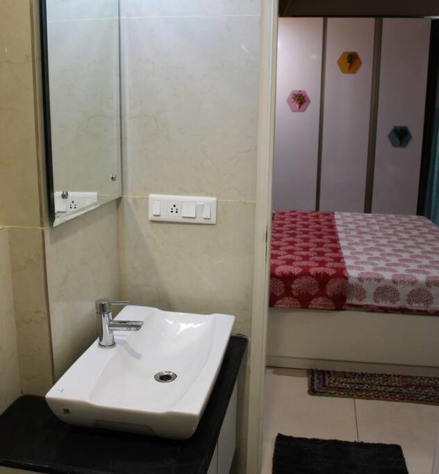 Zaniah - 1bhk, 2 Balconies, Free Parking & Wi-fi Apartment